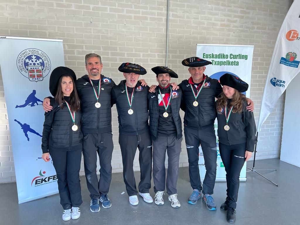 Equipo del Club Hielo Jaca que ganó el torneo vasco.