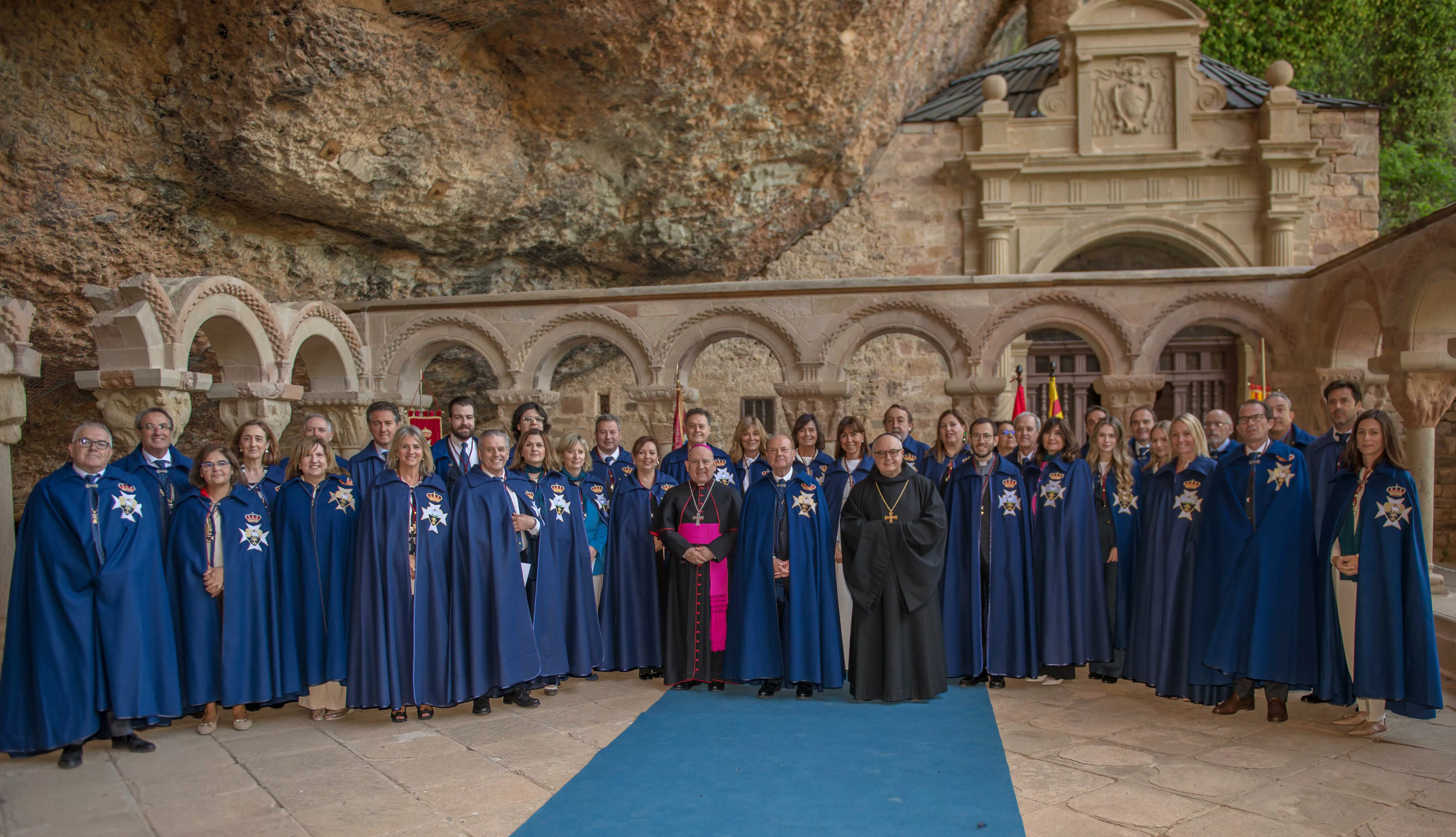 Los miembros de la Real Hermandad, en el Claustro.