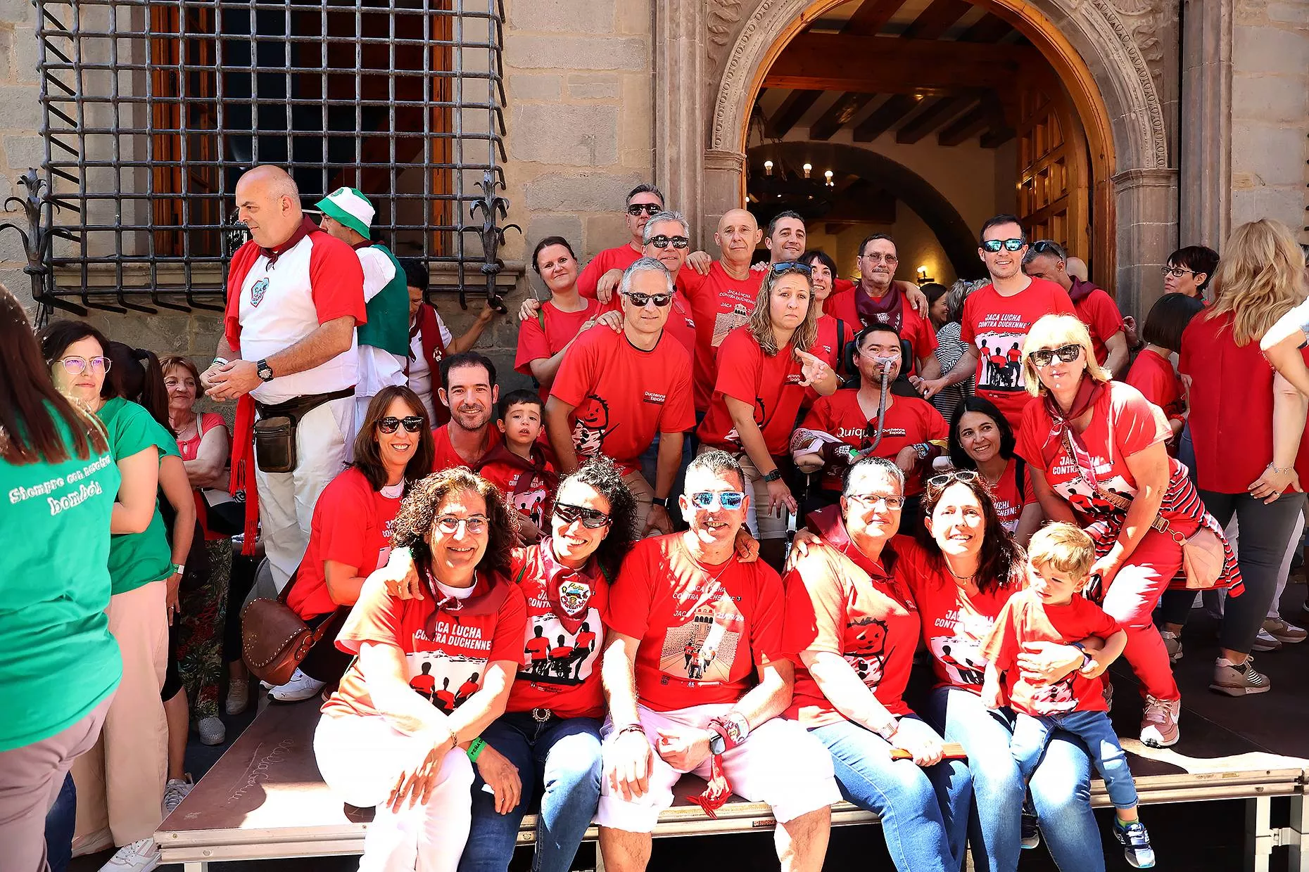 Quique Grávalos, en el centro, con el equipo de 'Jaca lucha contra Duchenne" en el arranque de las fiestas de las que ha sido pregonero. Foto Ayuntamiento de Jaca