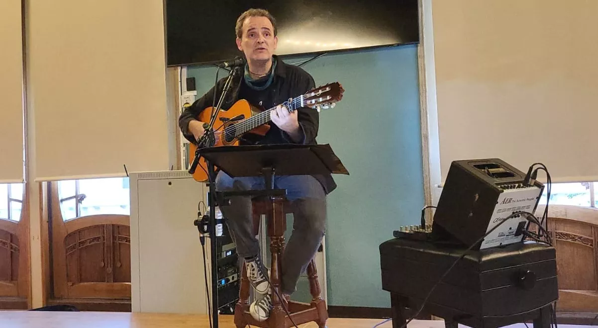 Luis Guitarra, en su Concierto por la Paz y la Esperanza en el Salón Azul del Casino Oscense