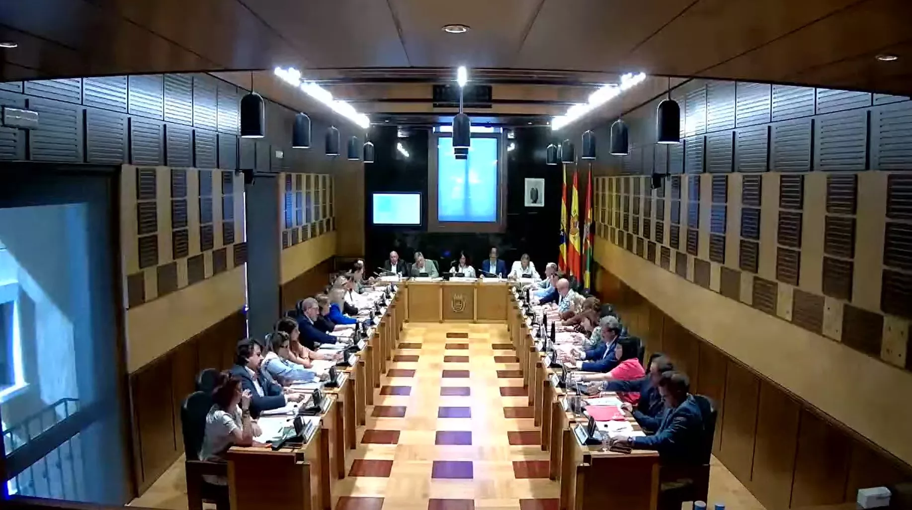 Pleno del Ayuntamiento de Huesca. A la derecha, el PSOE con el edil Cacho