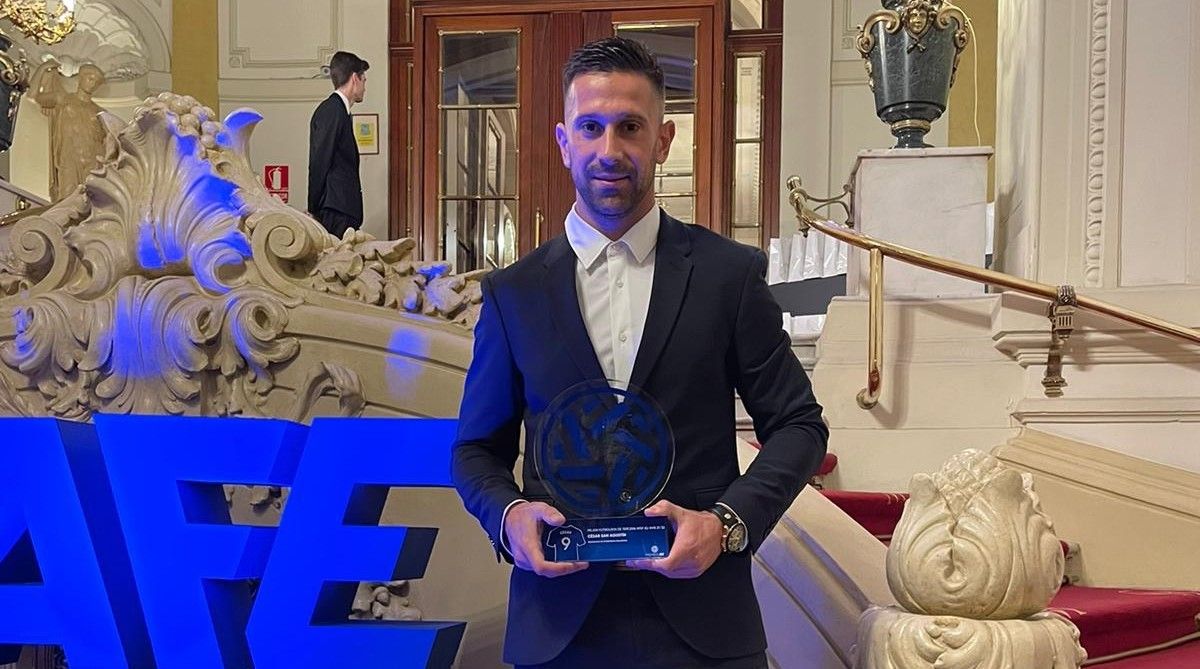 César San Agustín posa sosteniendo el trofeo en la gala de los Premios AFE