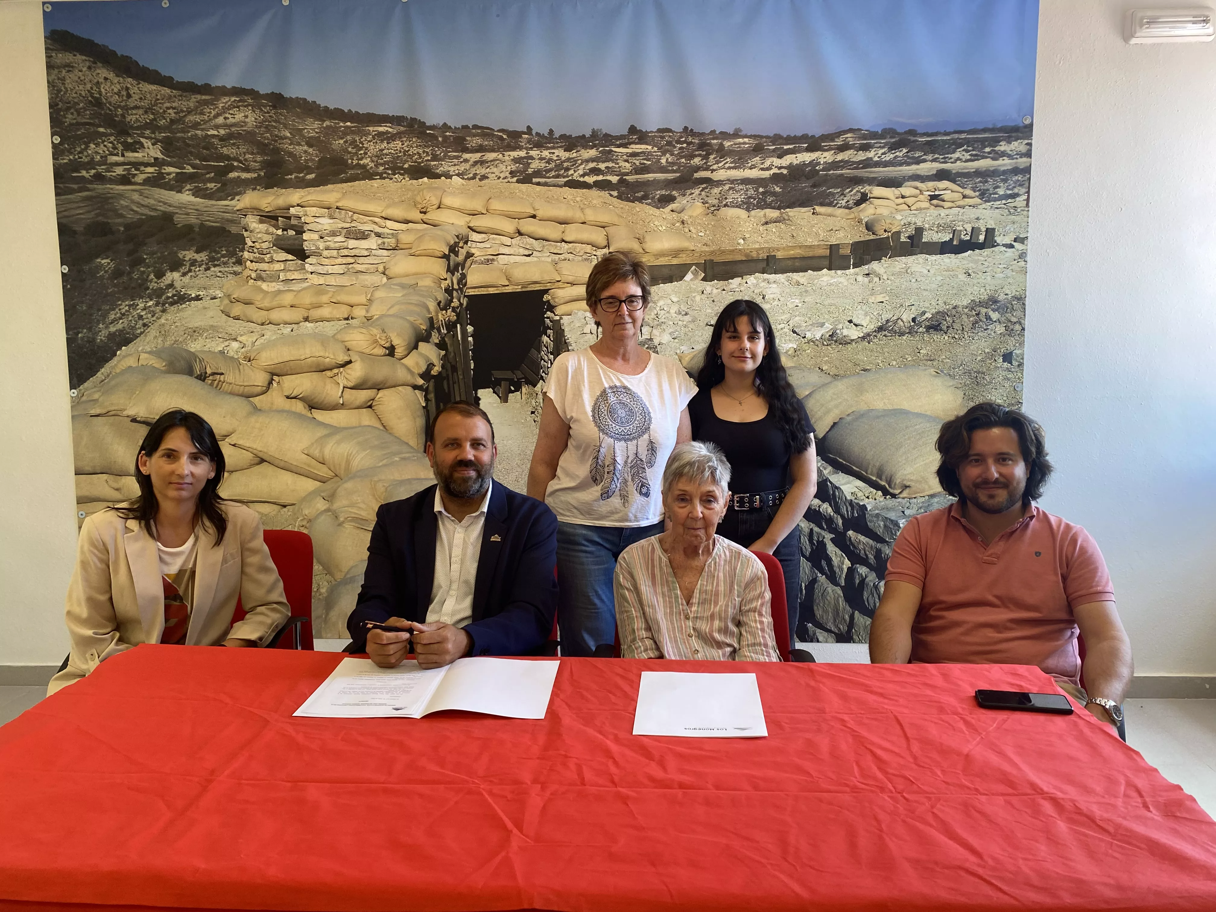 La firma del documento de depósito temporal para la exhibición y custodia de las fotografías el pasado viernes.