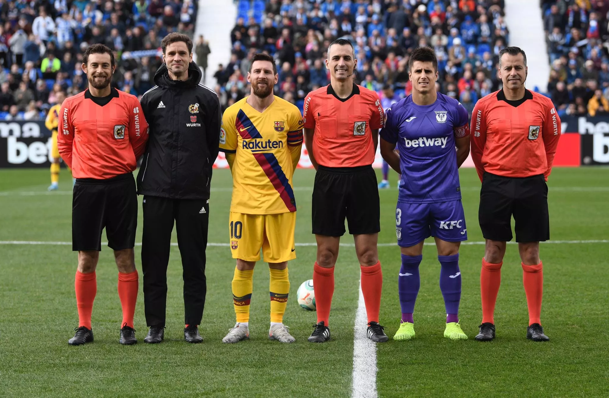 Jaime Latre en uno de los muchos partidos de Primera División que ha dirigido.