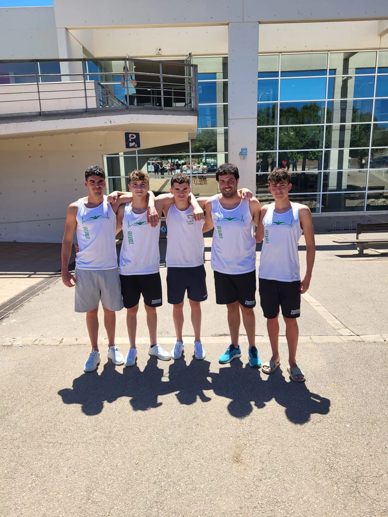 Foto de grupo Zoiti.  Nicolás Barrio, Diego Roselló, Hugo Barrio, Eduardo Generelo y Martín Zapater en ese orden