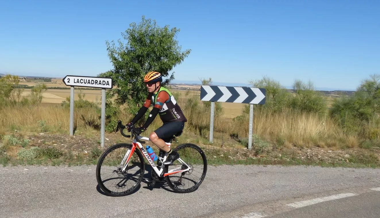 Emocionado recuerdo ciclista a Alberto Roig. Foto Miguel Ángel Romeo