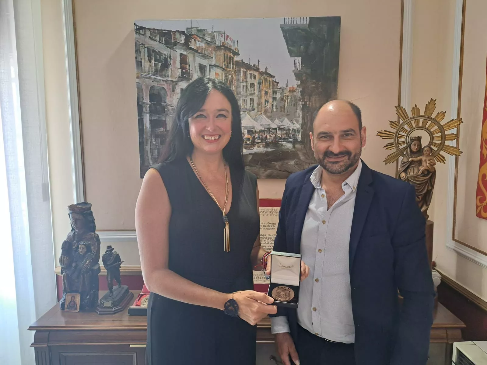 Lorena Orduna y Fernando Torres con la medalla conmemorativa en el Ayuntamiento de Barbastro