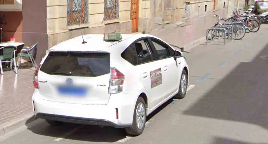 Parada de taxi en el Coso Alto de Huesca. Parada de taxi en el Coso Alto de Huesca.