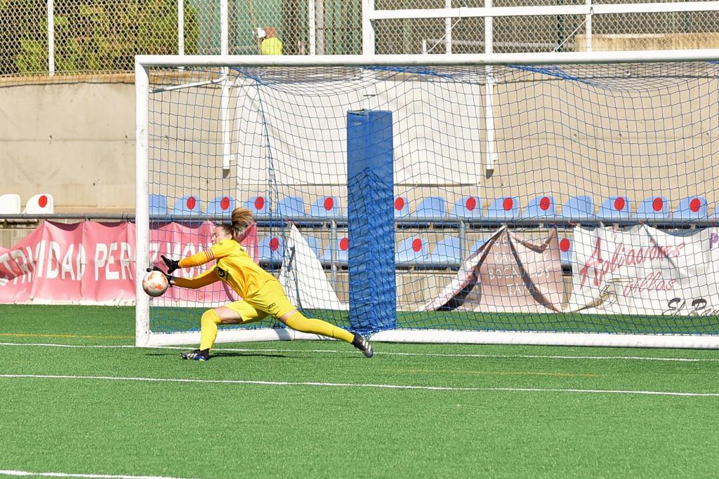 Nuria Rodríguez, con el brazalete de capitana de la SD Huesca, atrapa un balón en el campo del Ejea.