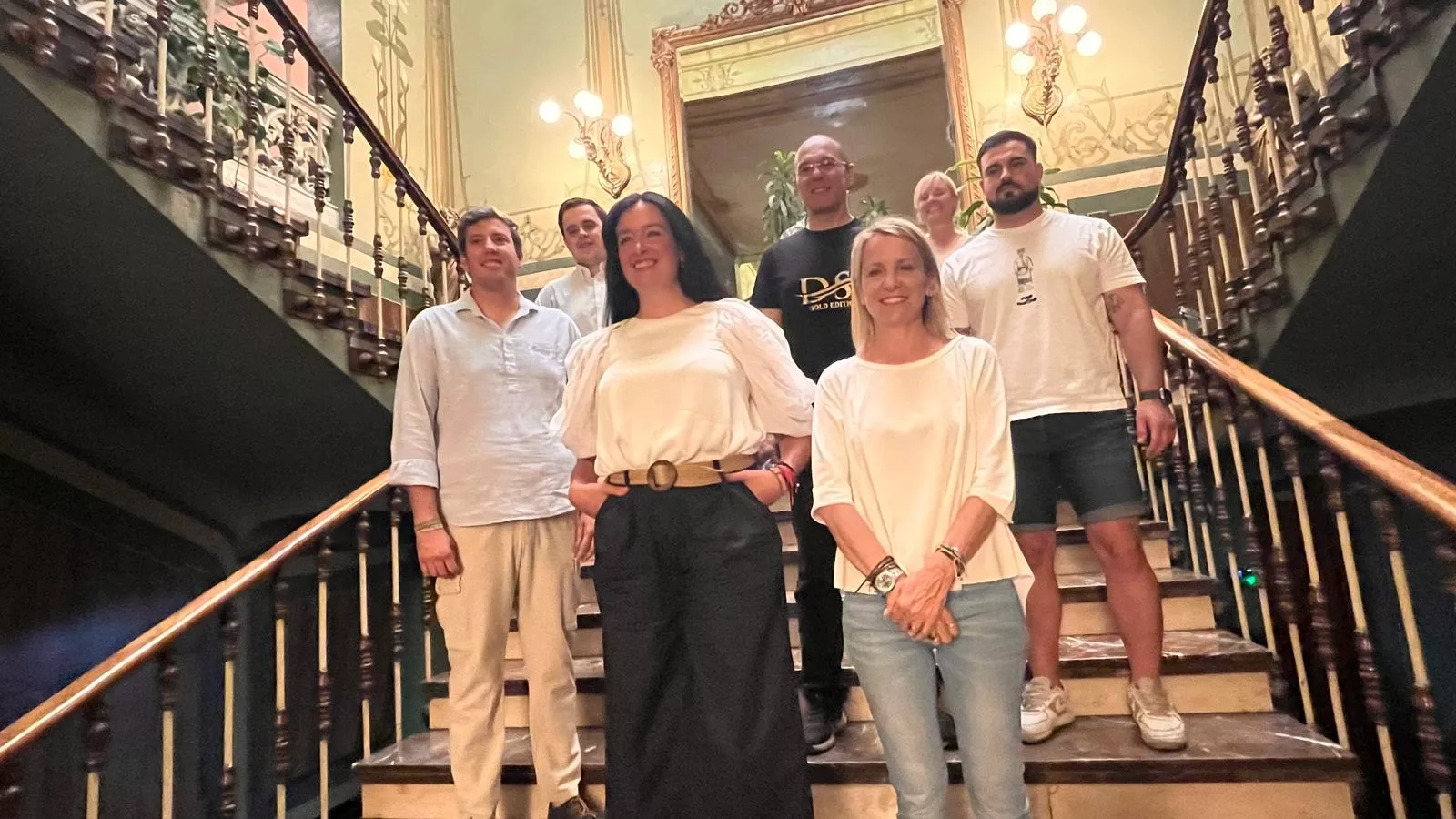 La alcaldesa y la concejala de Fiestas con los representantes de las cinco peñas que han participado en la firma. Foto Mercedes Manterola