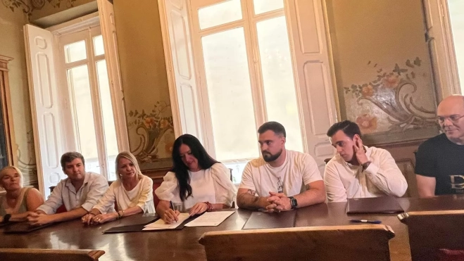 La alcaldesa firma los convenios. Foto Mercedes Manterola La alcaldesa firma los convenios. Foto Mercedes Manterola