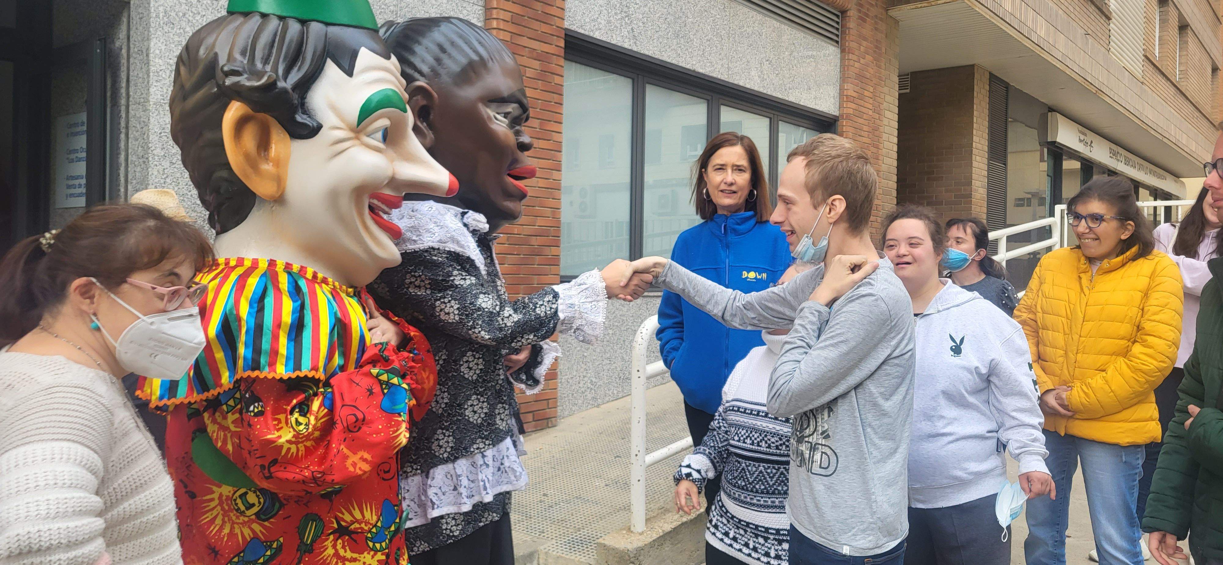 La Abueleta y el Payaso han visitado el centro de adultos de la Asociación Down Huesca. Foto Myriam Martínez