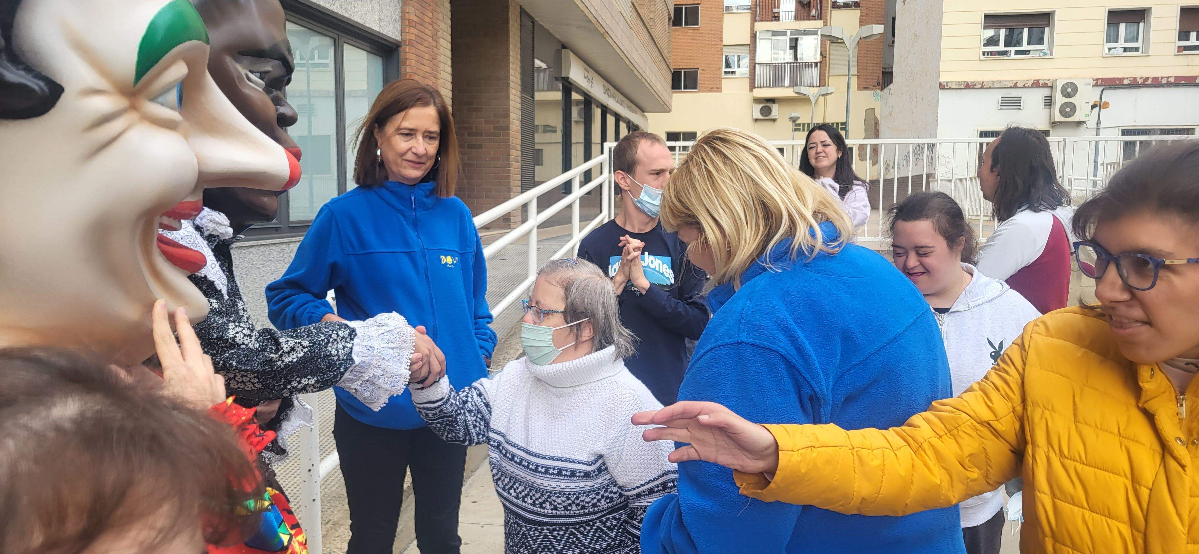 La Abueleta y el Payaso han visitado el centro de adultos de la Asociación Down Huesca. Foto Myriam Martínez