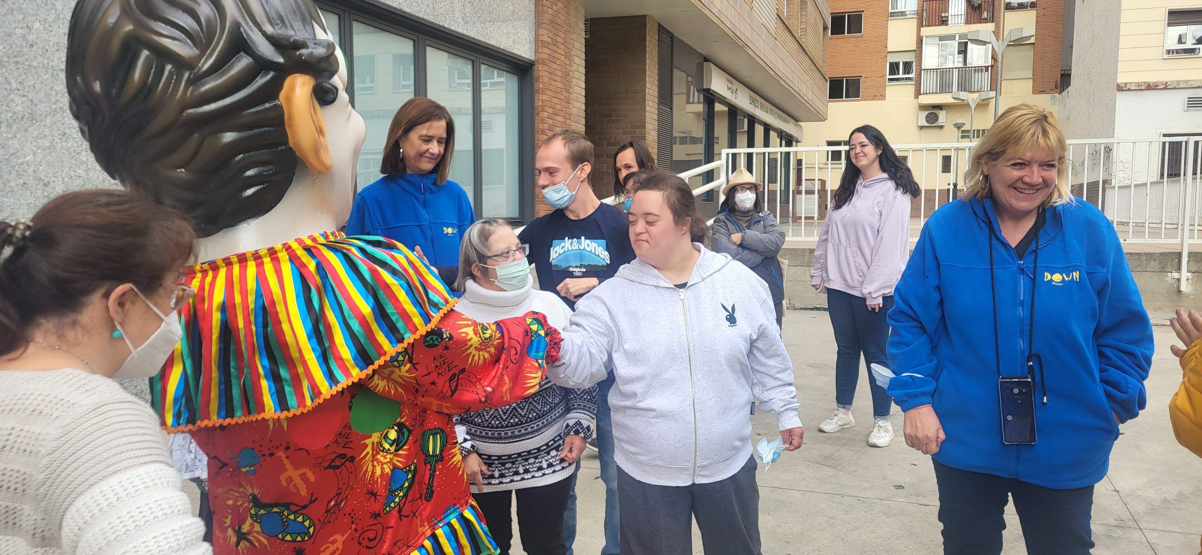 La Abueleta y el Payaso han visitado el centro de adultos de la Asociación Down Huesca. Foto Myriam Martínez