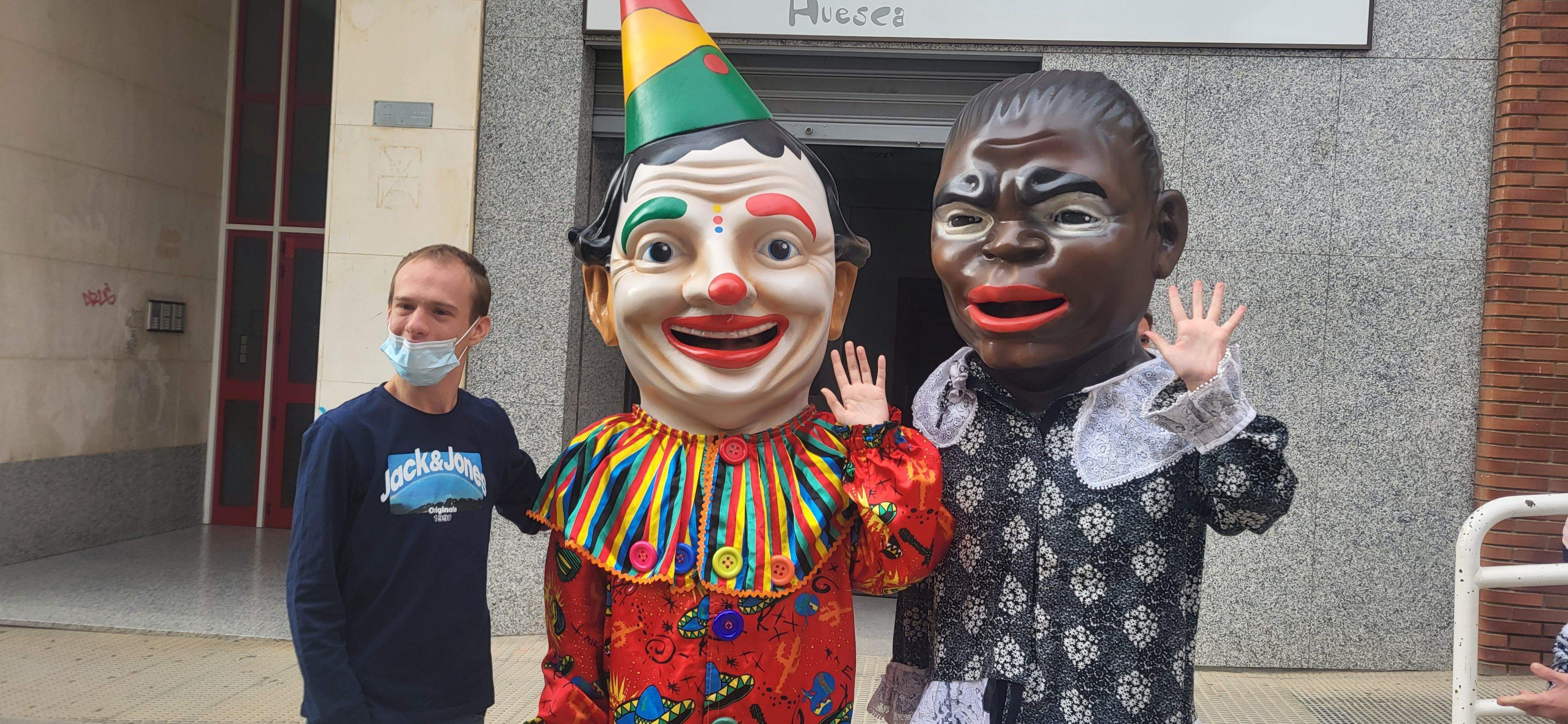 La Abueleta y el Payaso han visitado el centro de adultos de la Asociación Down Huesca. Foto Myriam Martínez