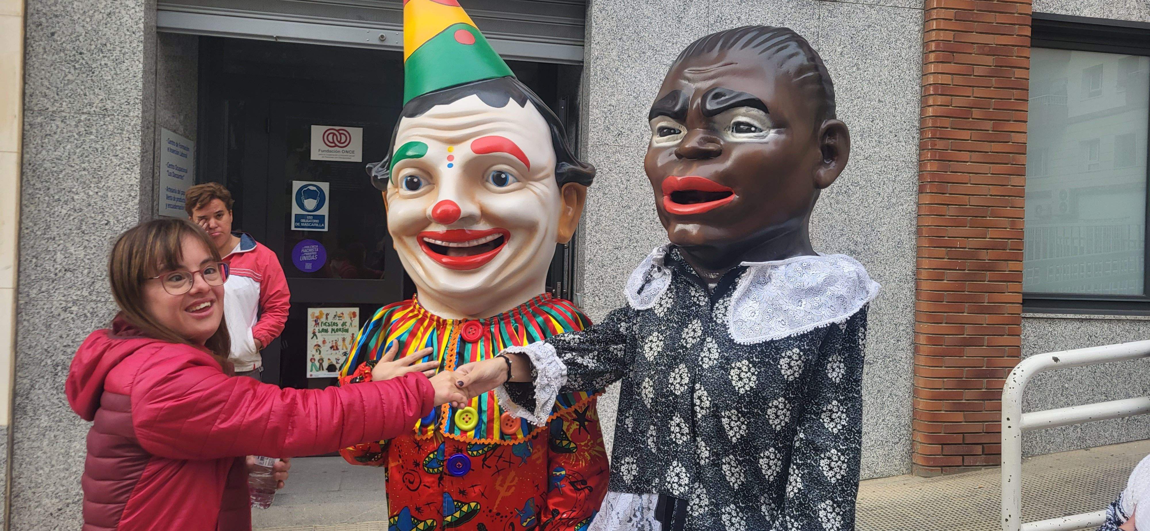 La Abueleta y el Payaso han visitado el centro de adultos de la Asociación Down Huesca. Foto Myriam Martínez