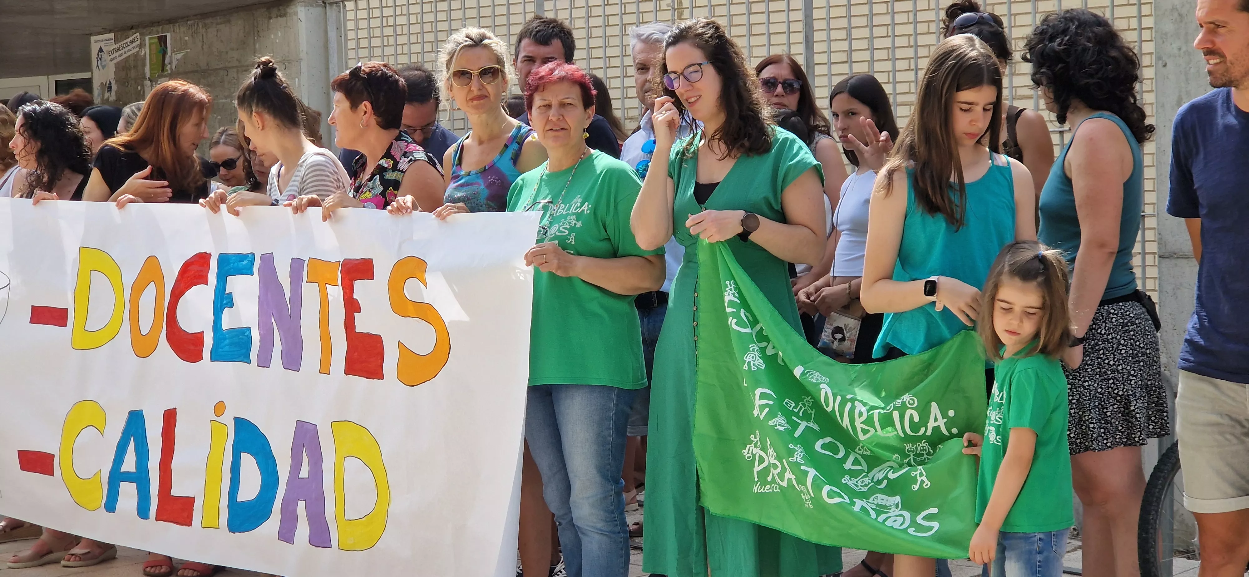 Concentración contra los recortes en el colegio Pirineos Pyrénées. Foto Myriam Martínez 