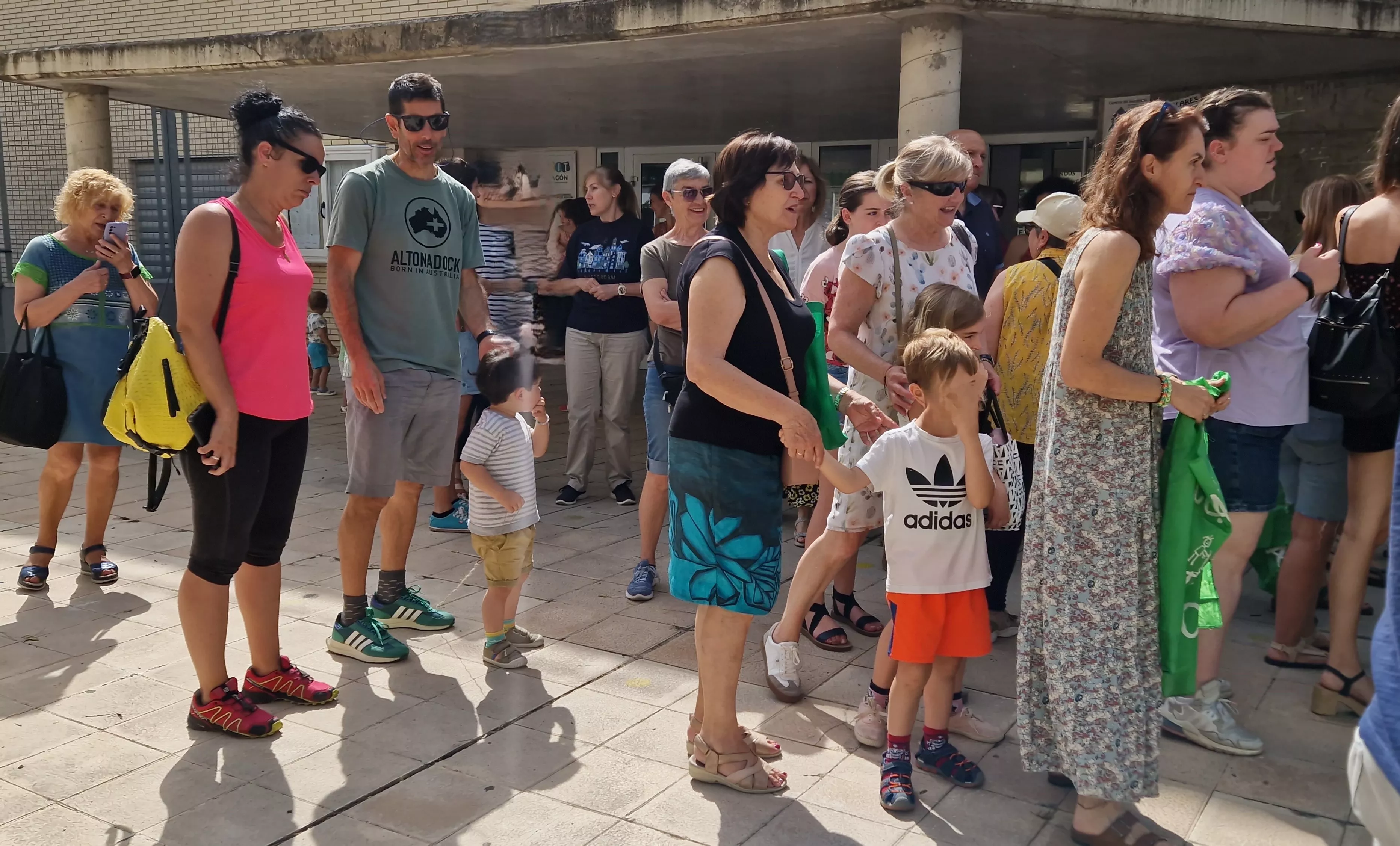 Concentración contra los recortes en el colegio Pirineos Pyrénées. Foto Myriam Martínez 