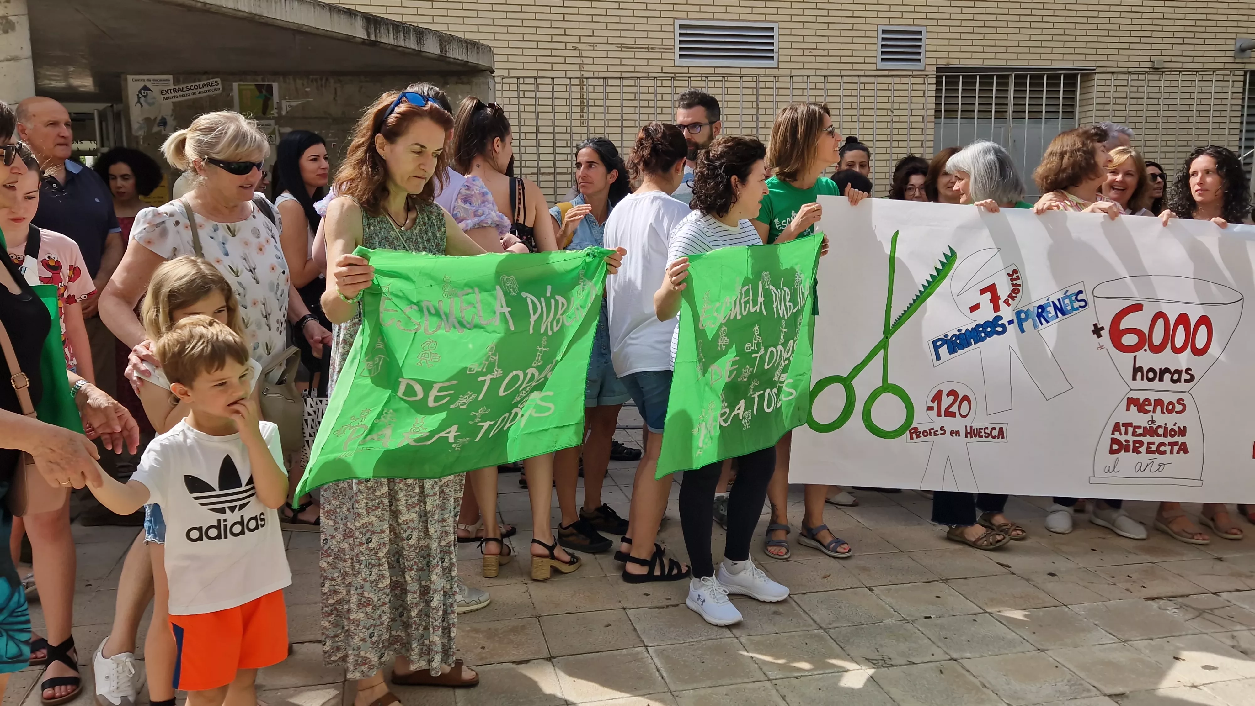 Concentración contra los recortes en el colegio Pirineos Pyrénées. Foto Myriam Martínez 