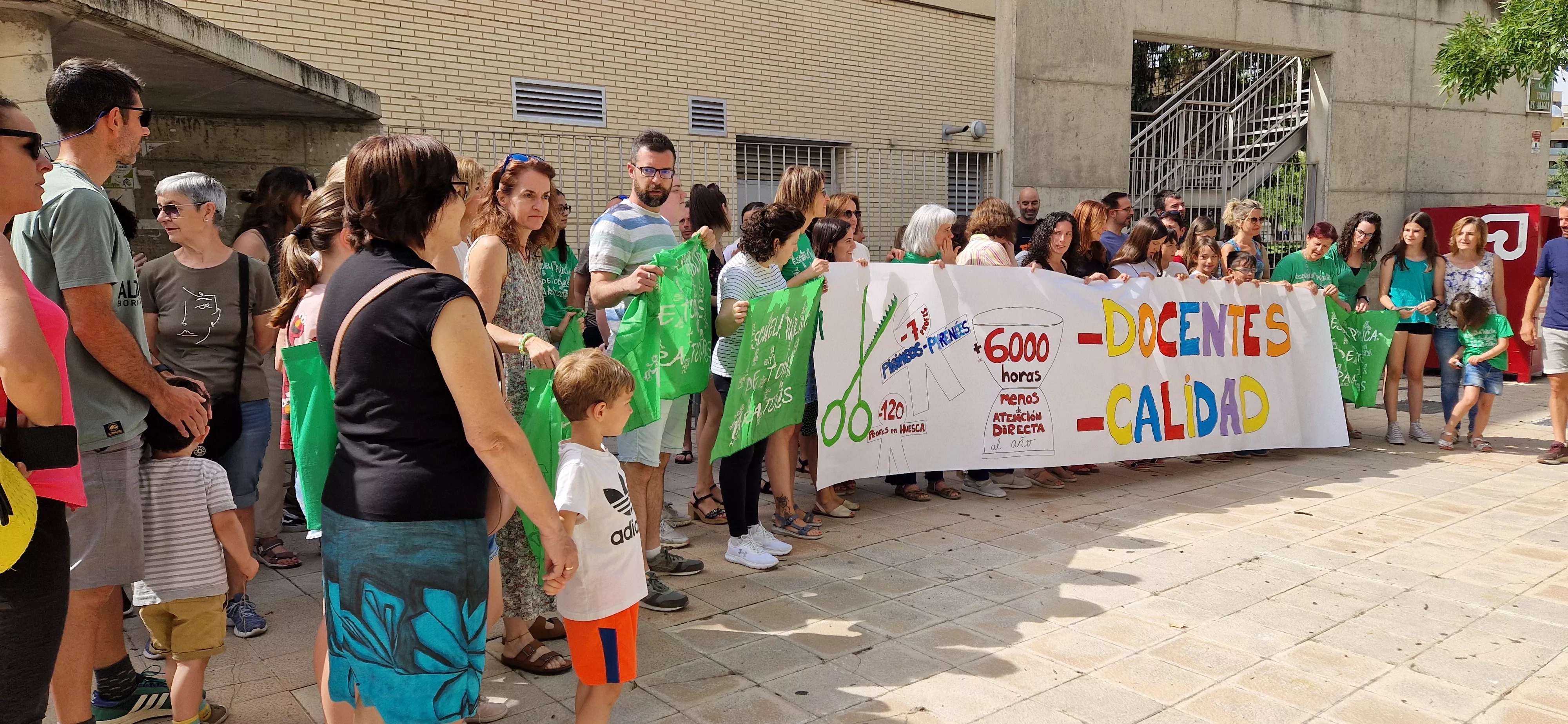 Concentración contra los recortes en el colegio Pirineos Pyrénées. Foto Myriam Martínez 