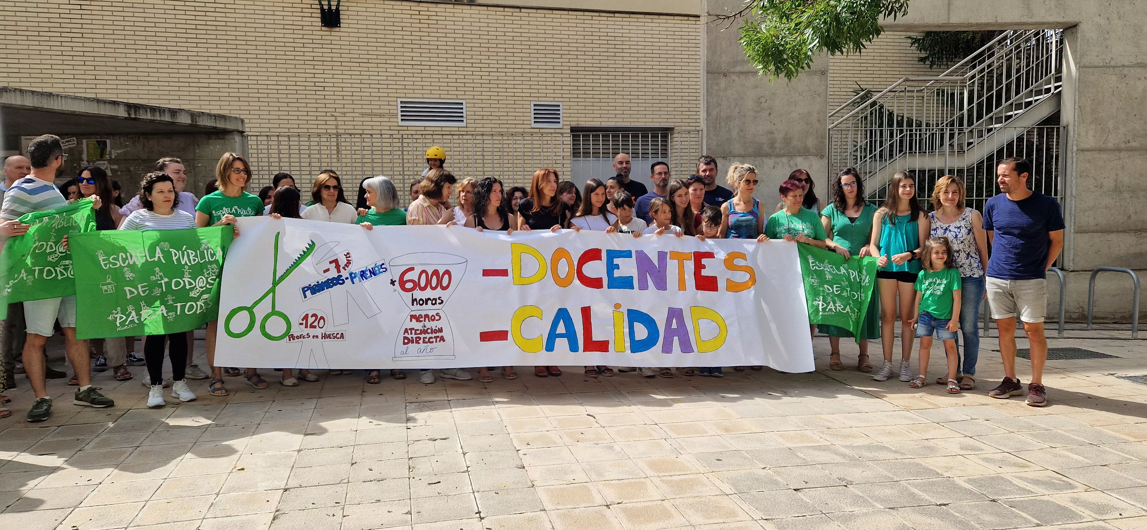 Concentración contra los recortes en el colegio Pirineos Pyrénées. Foto Myriam Martínez 