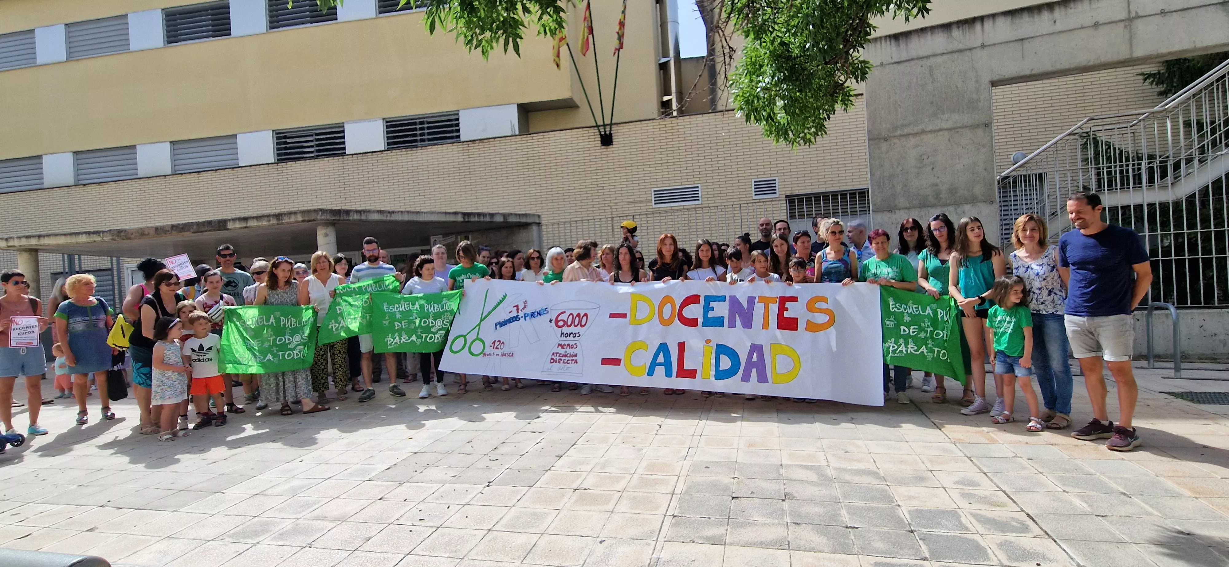 Concentración contra los recortes en el colegio Pirineos Pyrénées. Foto Myriam Martínez 