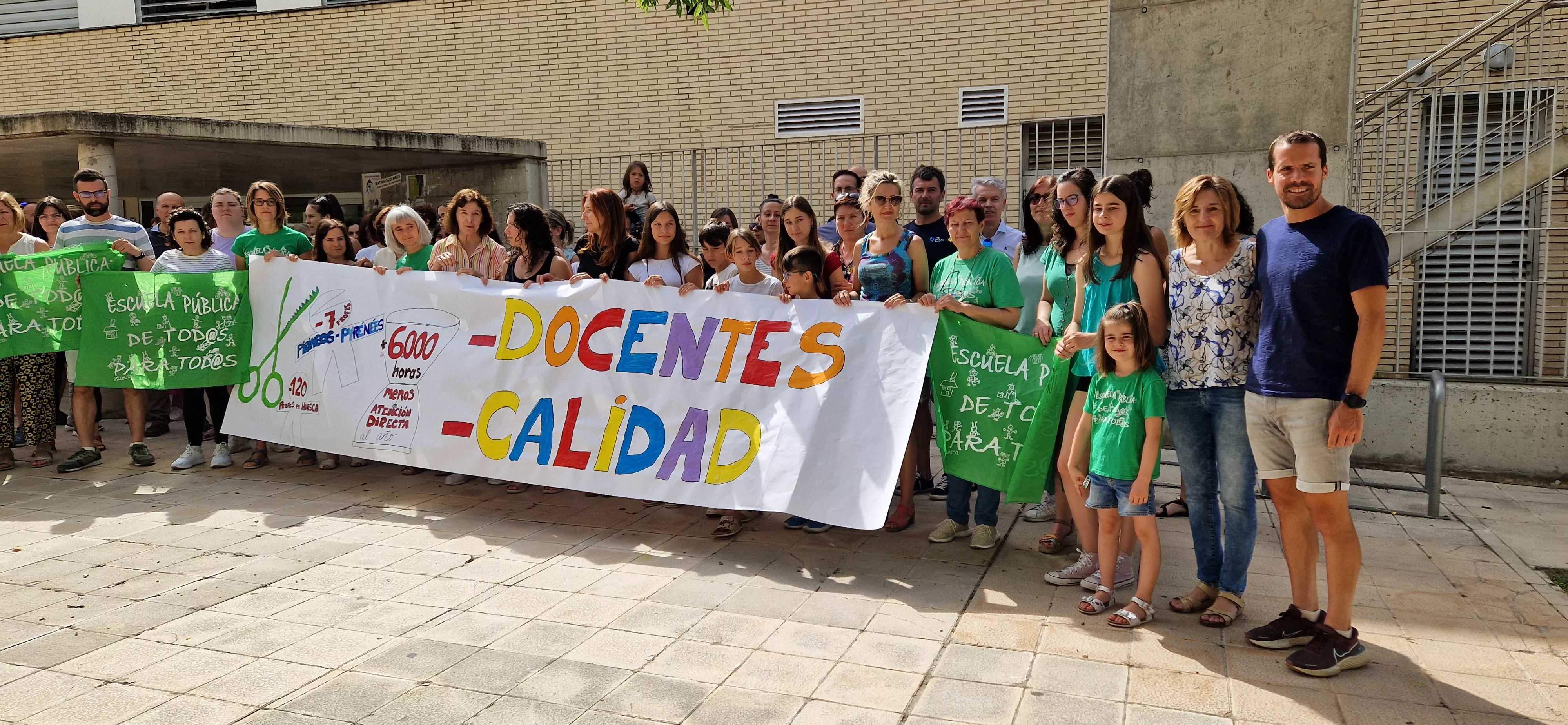 Concentración contra los recortes en el colegio Pirineos Pyrénées. Foto Myriam Martínez 