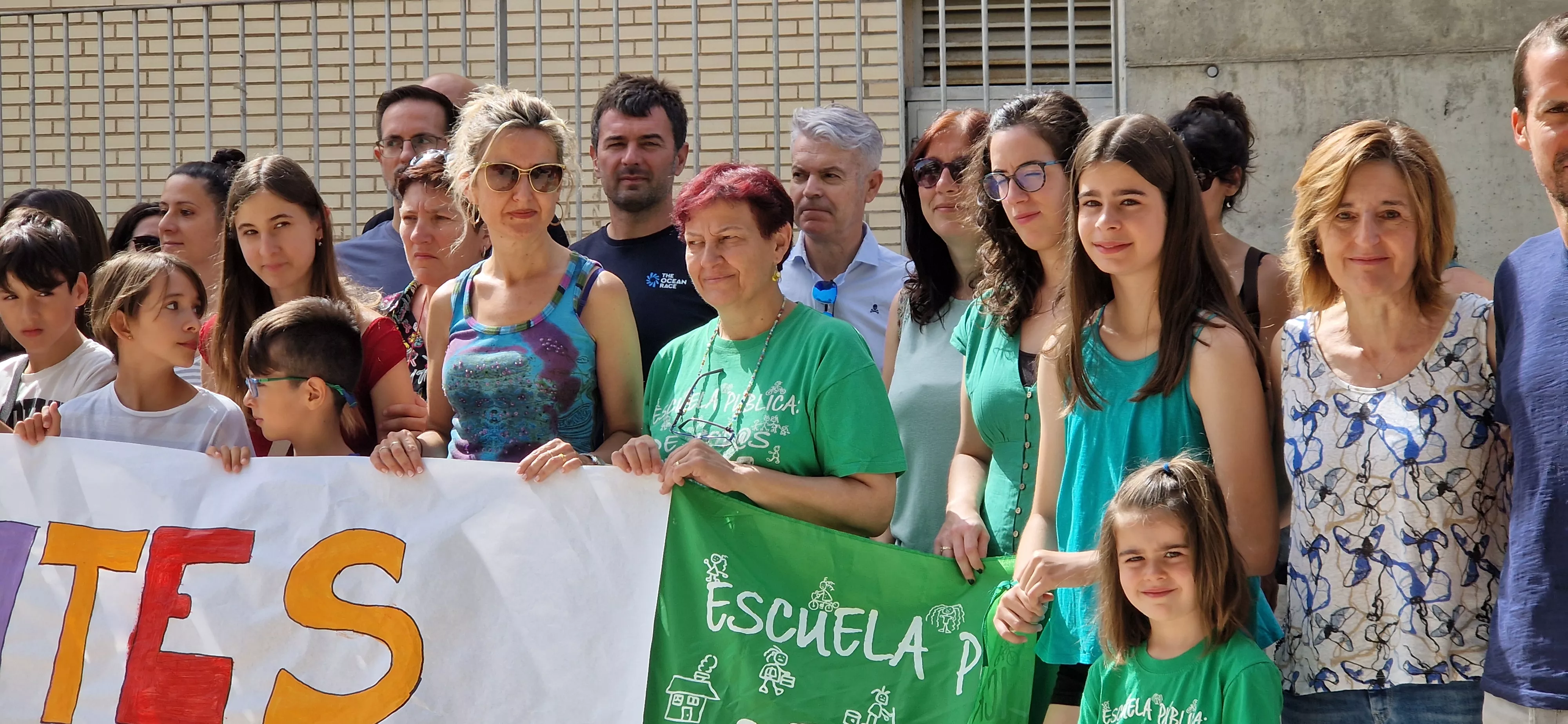 Concentración contra los recortes en el colegio Pirineos Pyrénées. Foto Myriam Martínez 