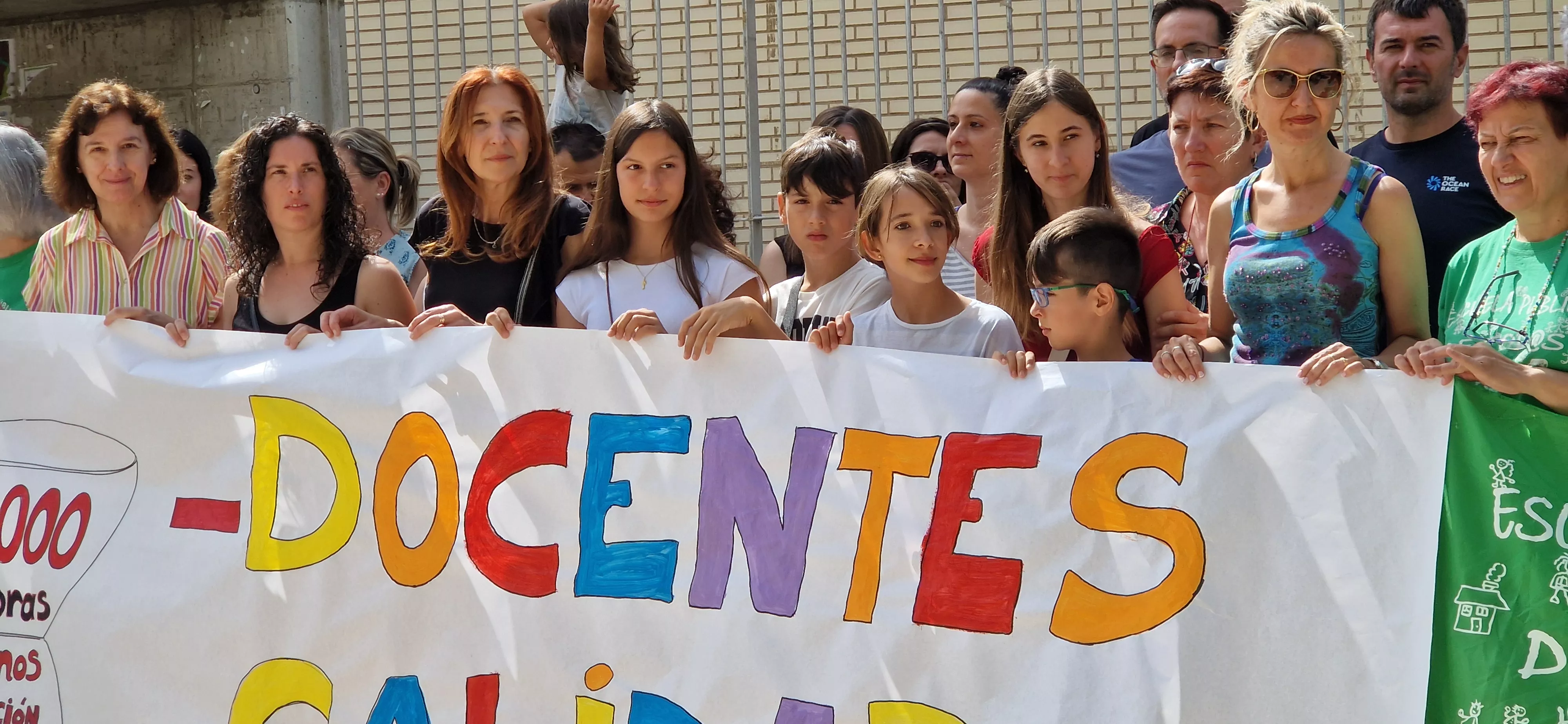 Concentración contra los recortes en el colegio Pirineos Pyrénées. Foto Myriam Martínez 
