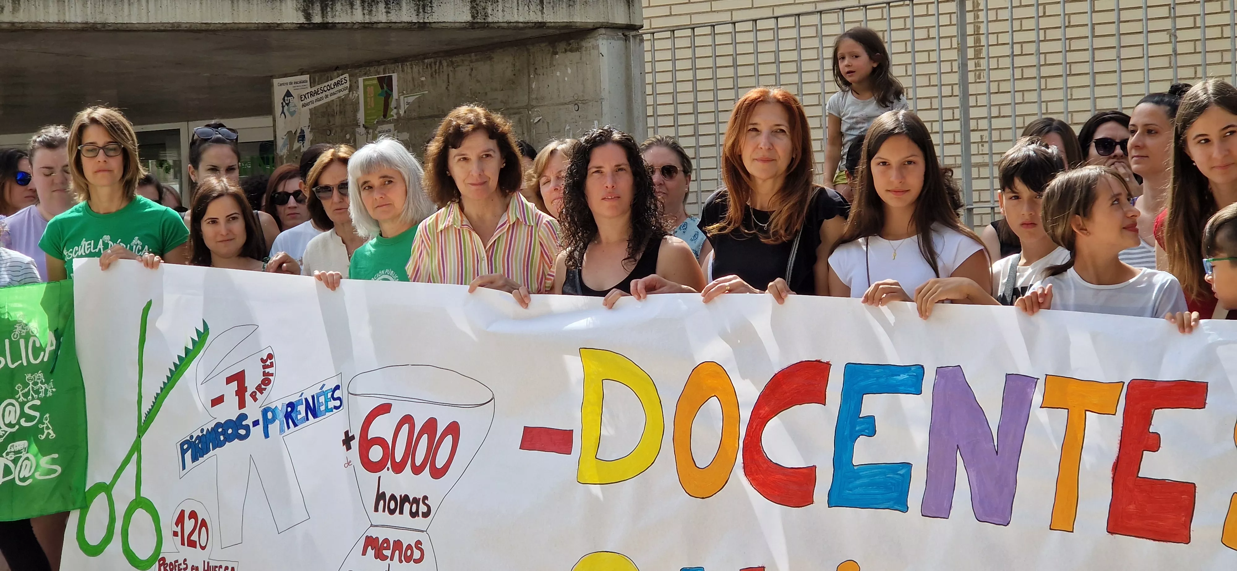 Concentración contra los recortes en el colegio Pirineos Pyrénées. Foto Myriam Martínez 