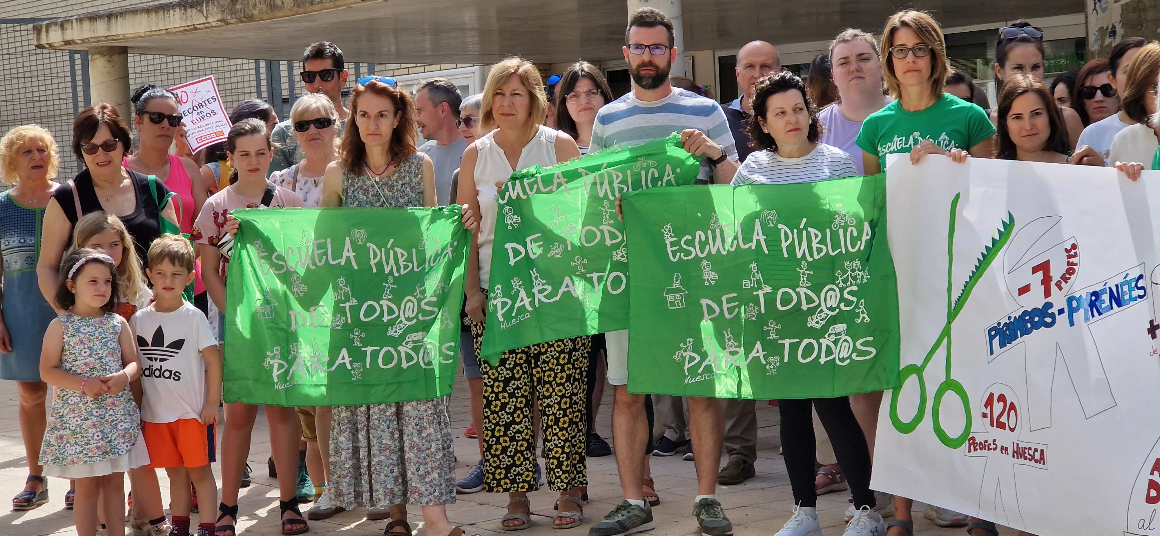 Concentración contra los recortes en el colegio Pirineos Pyrénées. Foto Myriam Martínez 