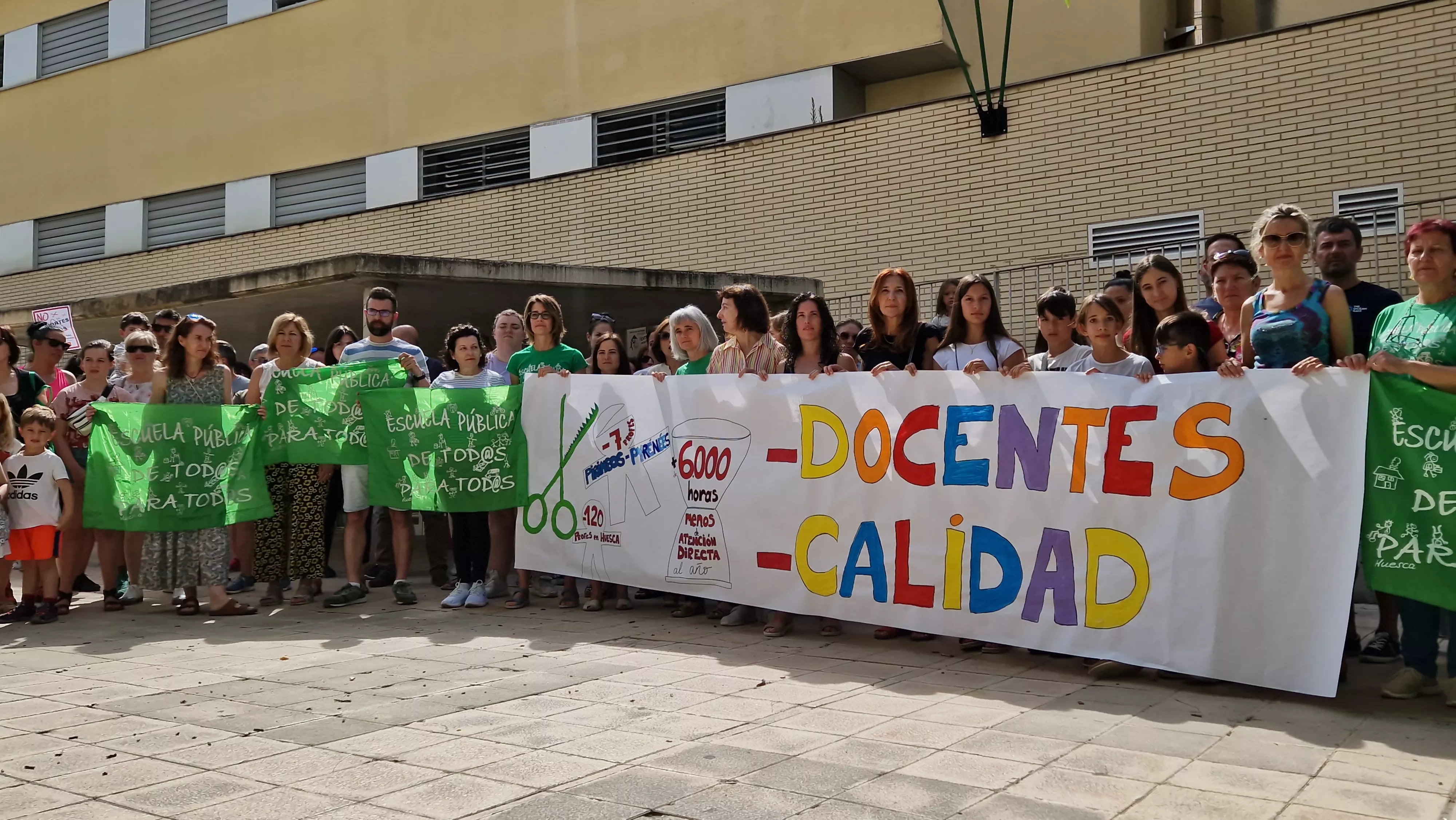 Concentración contra los recortes en el colegio Pirineos Pyrénées. Foto Myriam Martínez 