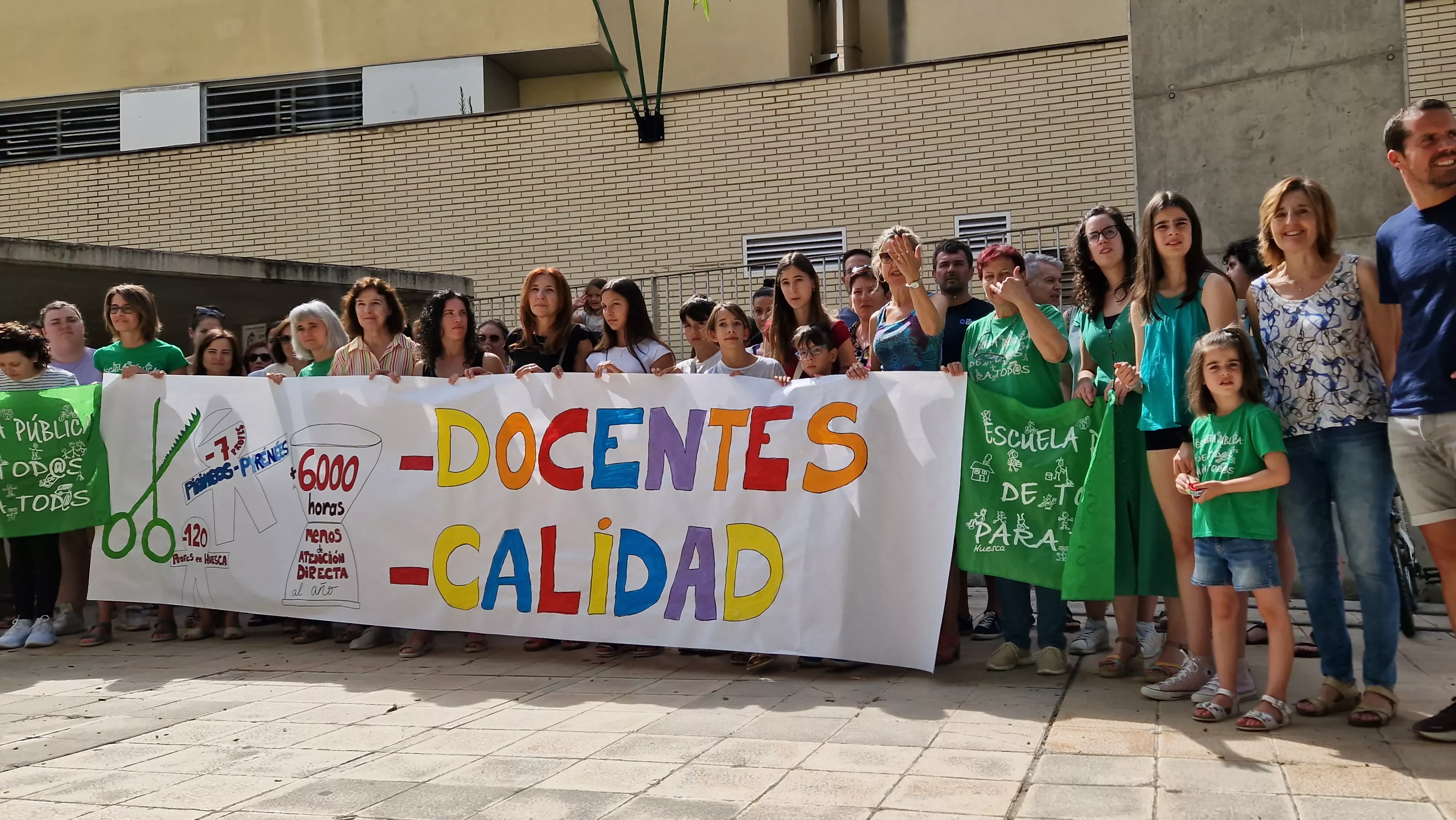 Concentración contra los recortes en el colegio Pirineos Pyrénées. Foto Myriam Martínez 