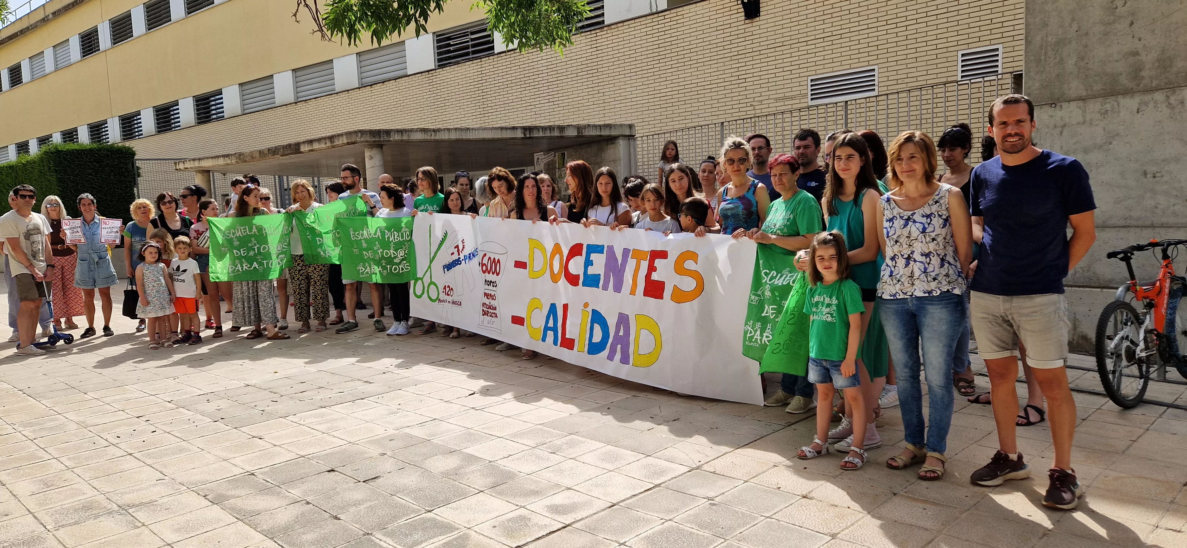 Concentración contra los recortes en el colegio Pirineos Pyrénées. Foto Myriam Martínez 