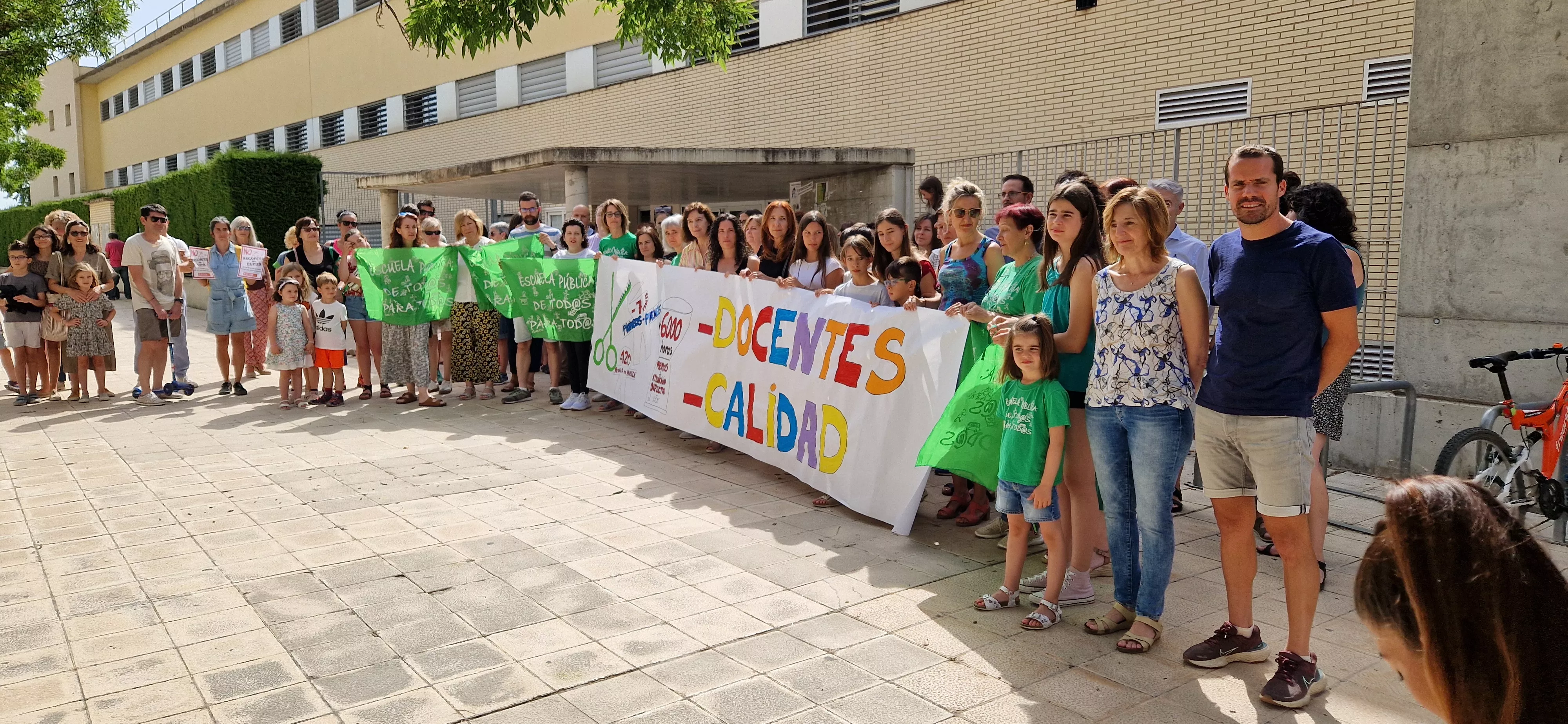 Concentración contra los recortes en el colegio Pirineos Pyrénées. Foto Myriam Martínez 
