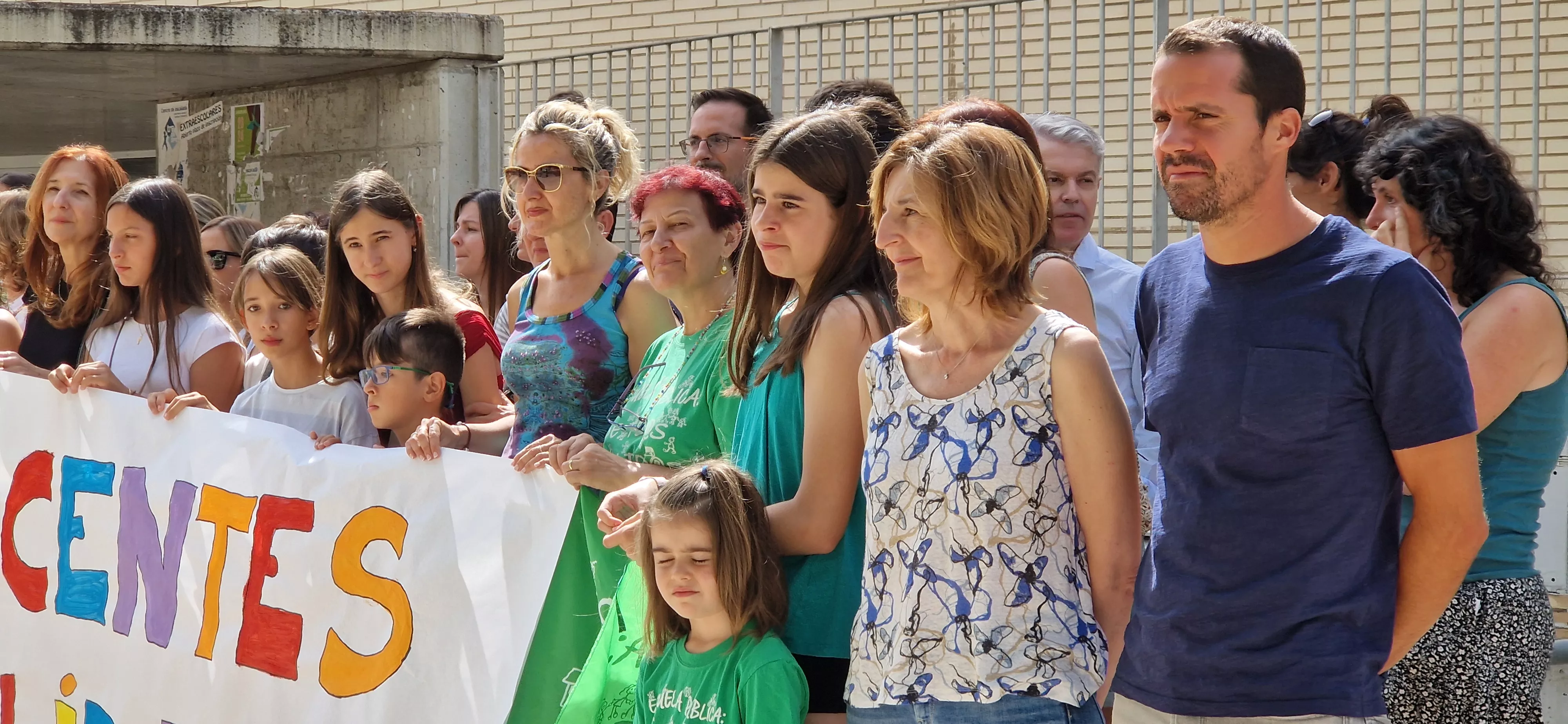 Concentración contra los recortes en el colegio Pirineos Pyrénées. Foto Myriam Martínez 