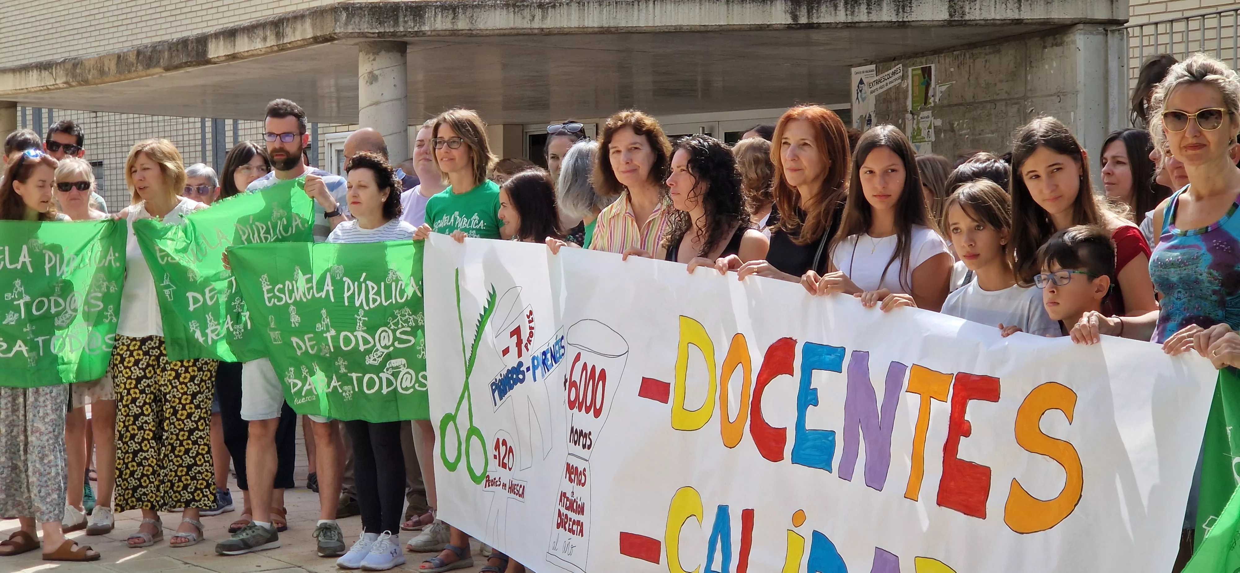 Concentración contra los recortes en el colegio Pirineos Pyrénées. Foto Myriam Martínez 