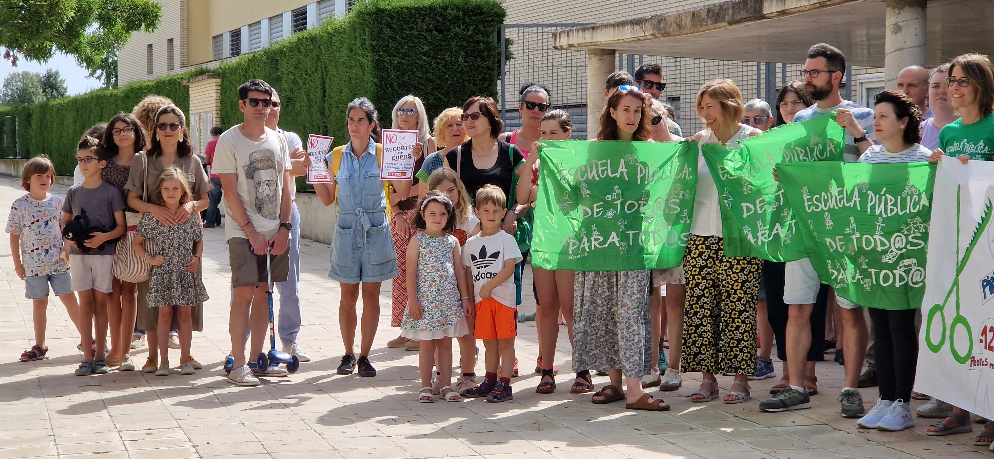 Concentración contra los recortes en el colegio Pirineos Pyrénées. Foto Myriam Martínez 
