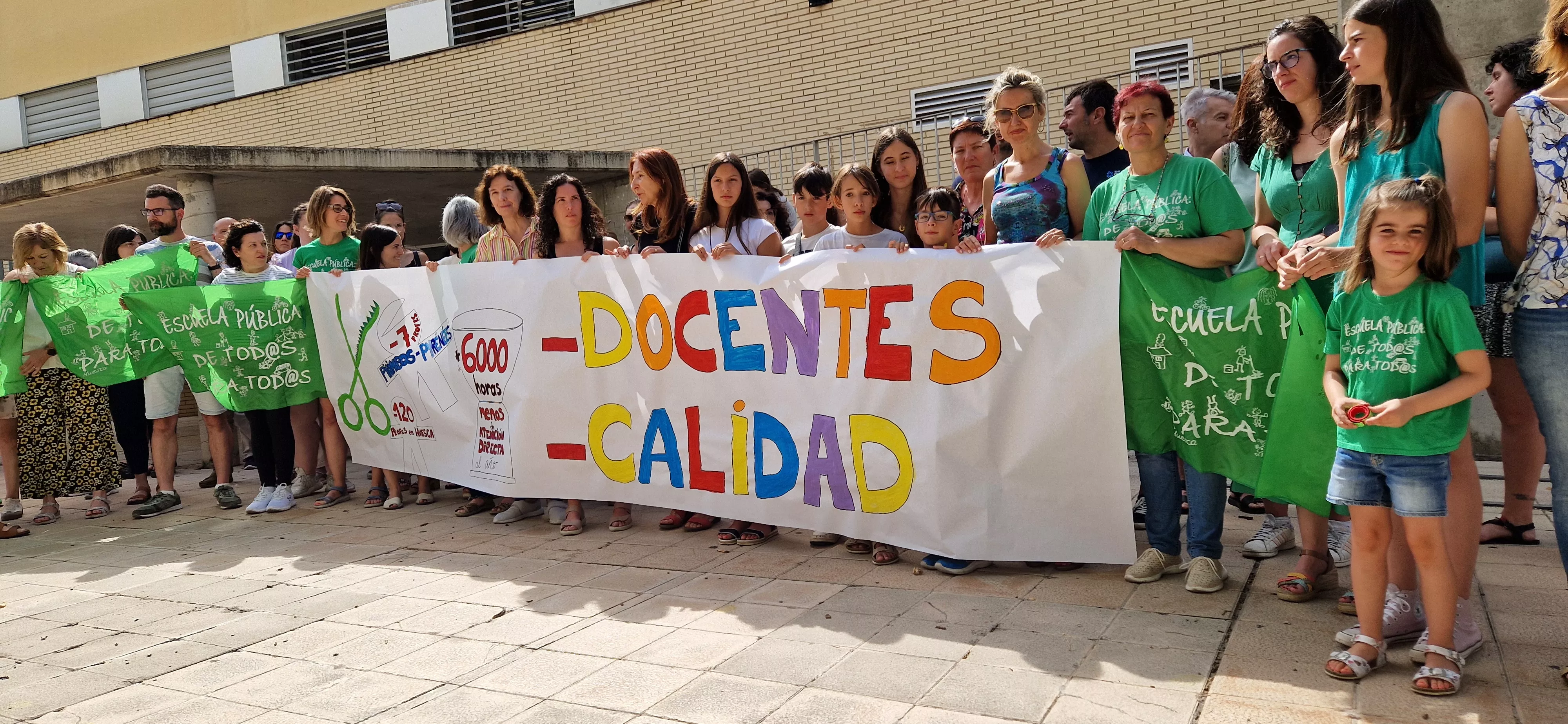 Concentración contra los recortes en el colegio Pirineos Pyrénées. Foto Myriam Martínez 