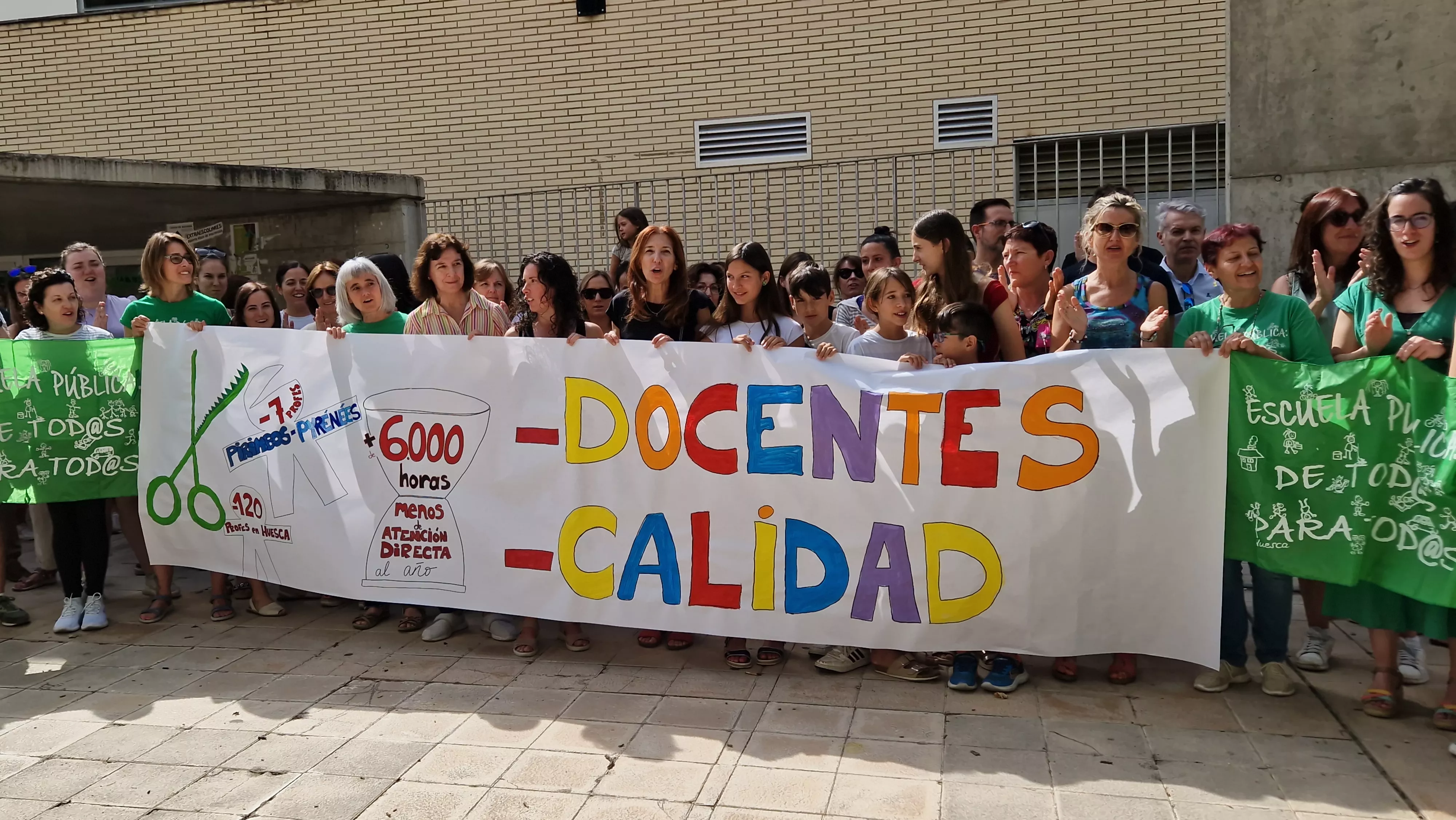 Concentración contra los recortes en el colegio Pirineos Pyrénées. Foto Myriam Martínez 