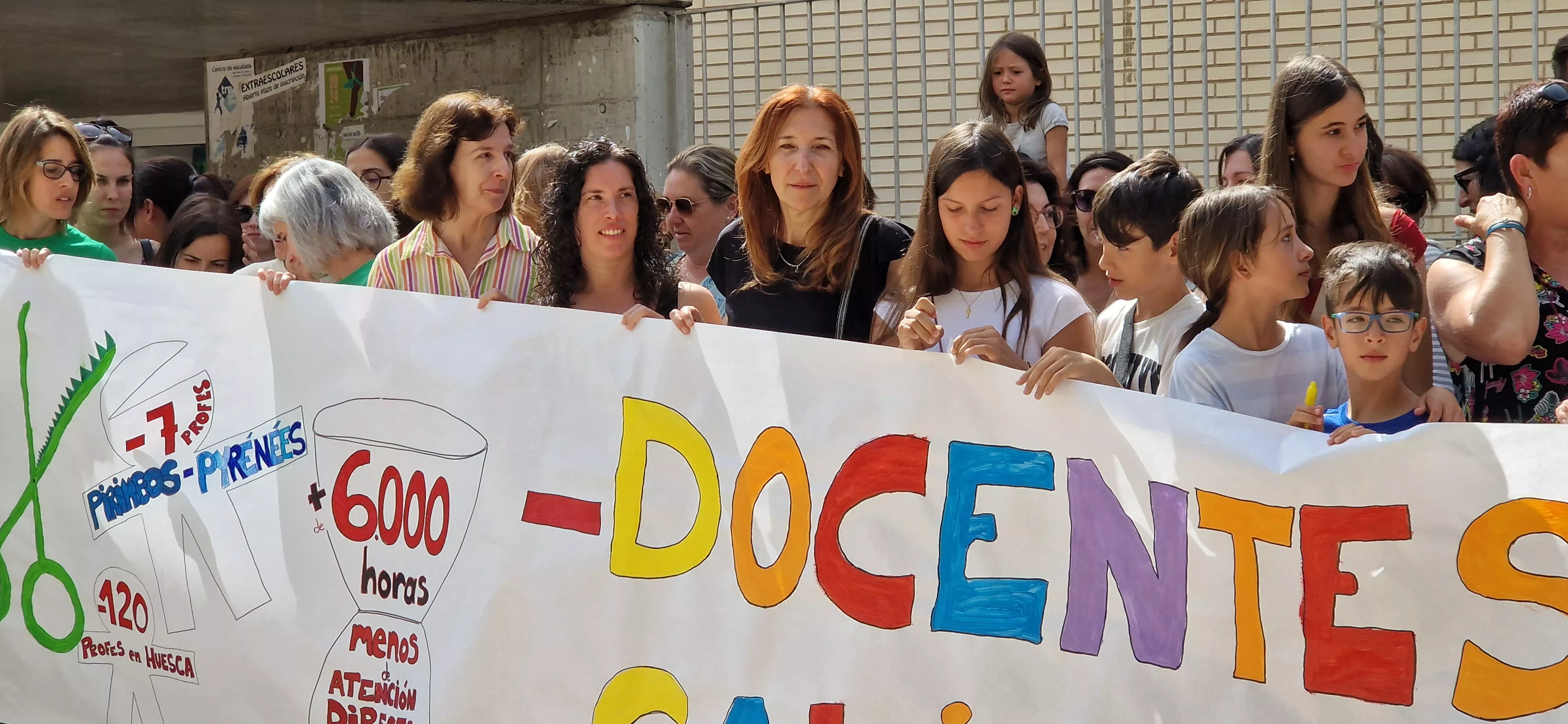 Concentración contra los recortes en el colegio Pirineos Pyrénées. Foto Myriam Martínez 