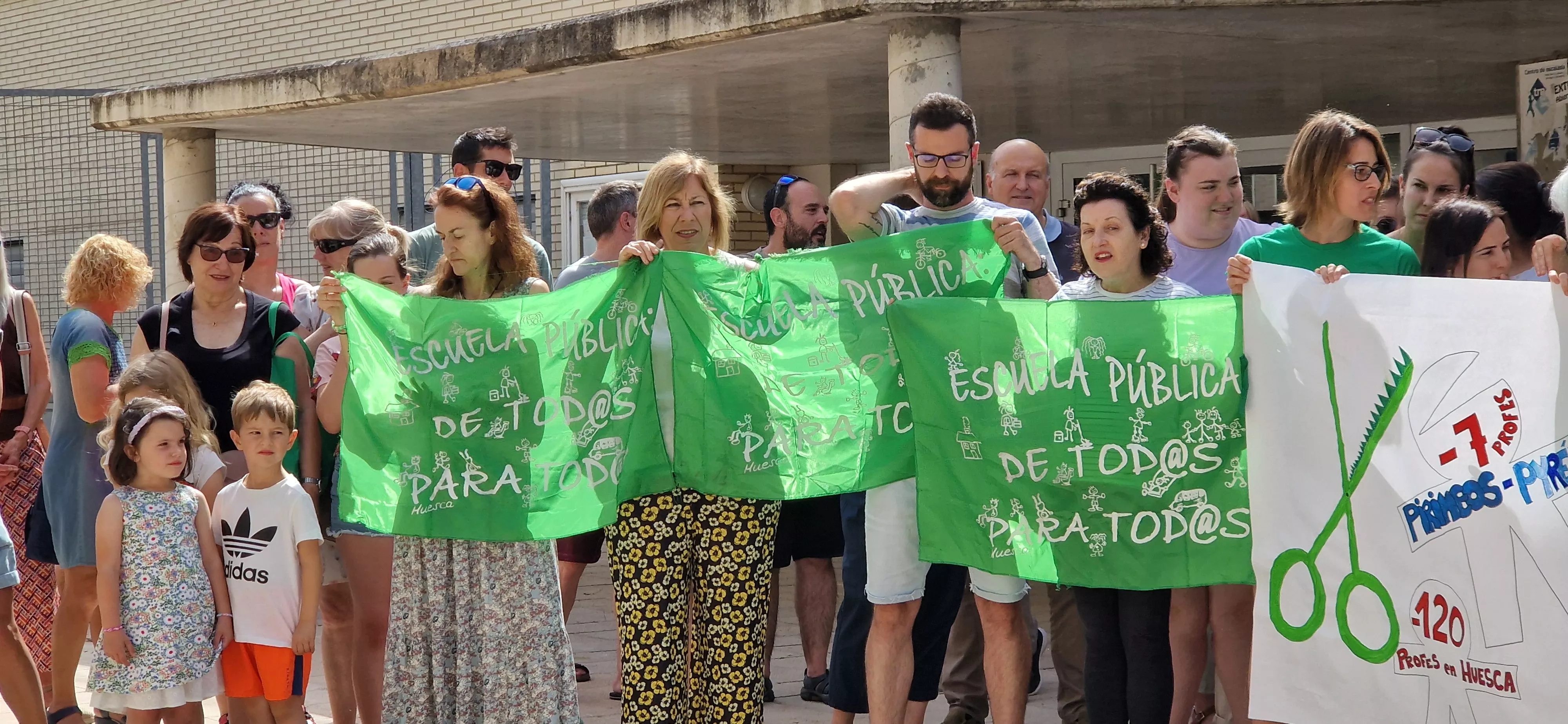 Concentración contra los recortes en el colegio Pirineos Pyrénées. Foto Myriam Martínez 