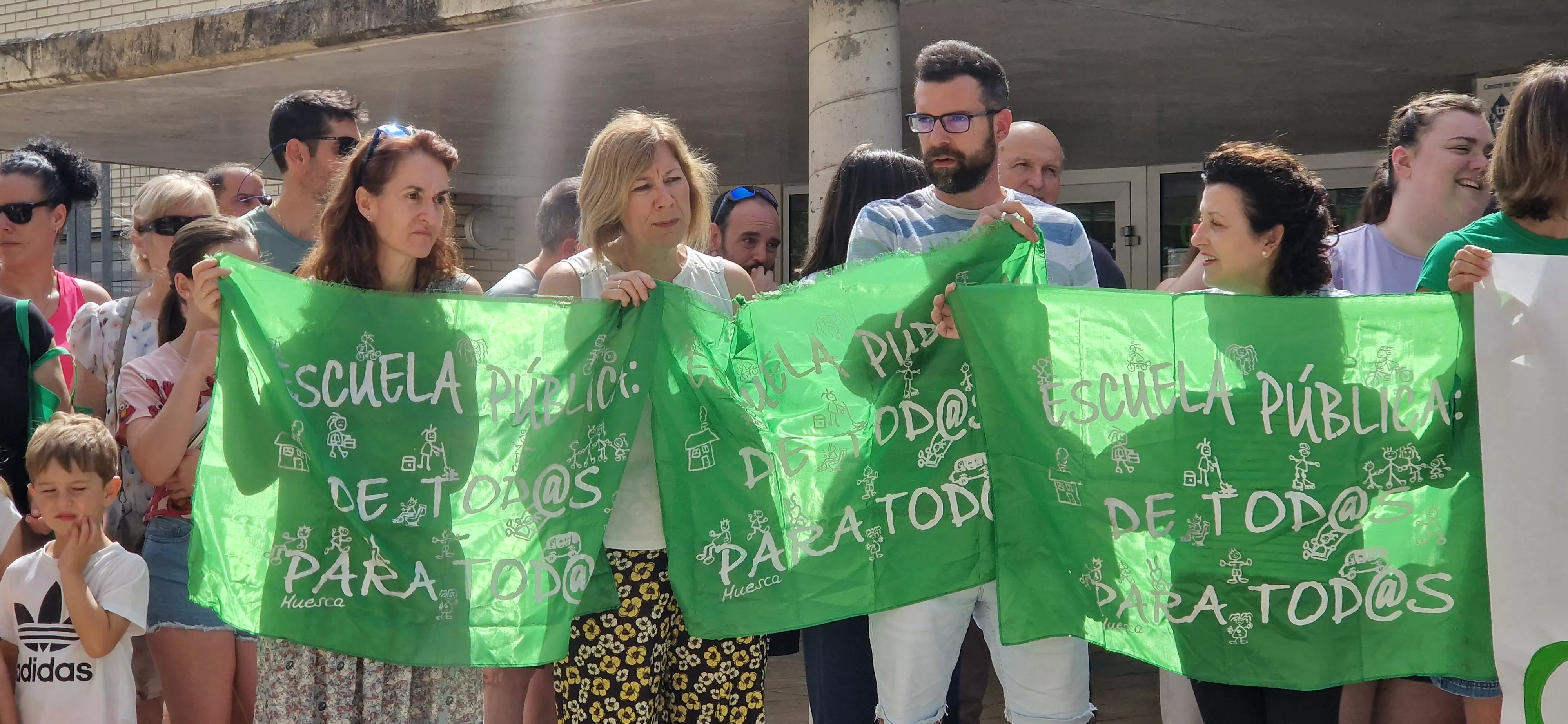 Concentración contra los recortes en el colegio Pirineos Pyrénées. Foto Myriam Martínez 