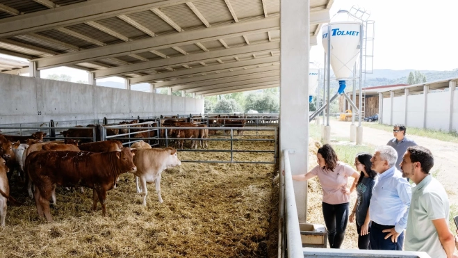 El consejero Samper visitando el cebadero comunitario de Tierrantona. El consejero Samper visitando el cebadero comunitario de Tierrantona.