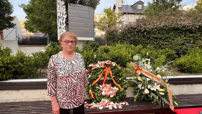 María Ángeles Perera junto al monumento con las ofrendas florales. María Ángeles Perera junto al monumento con las ofrendas florales.