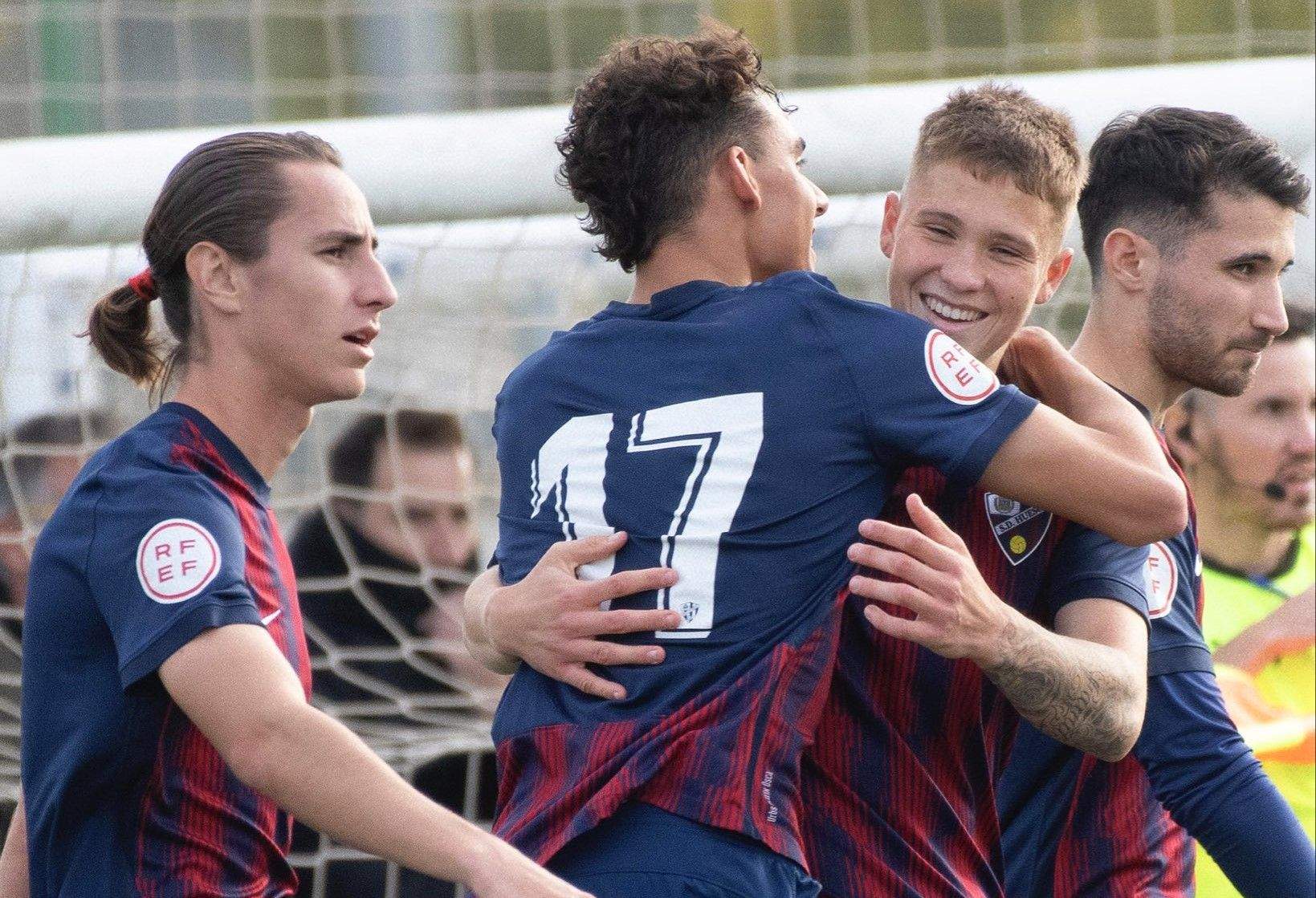 Ángel Pérez se abraza con el goleador Diego Aznar y celebran uno de sus goles. Foto: SD Huesca B