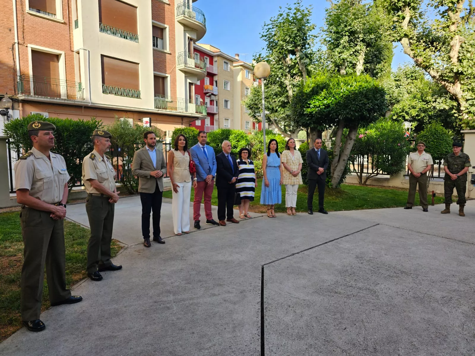 Autoridades militares y representantes de la Diputación