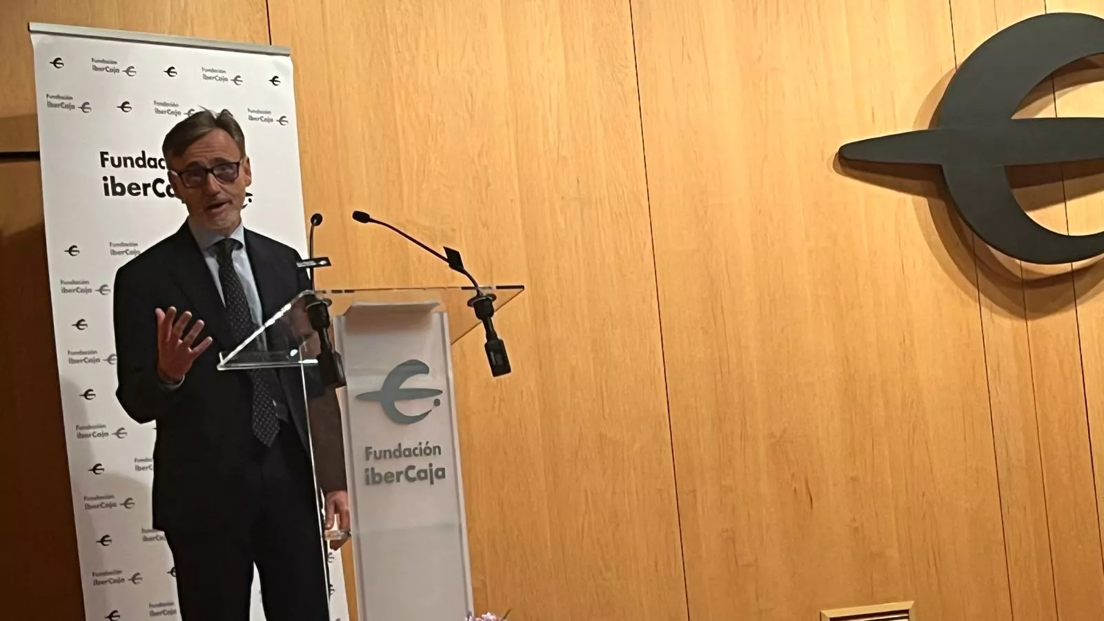  Acto de firma de los convenios de Fundación Ibercaja y CAI con entidades sociales de Huesca. Foto Mercedes Manterola