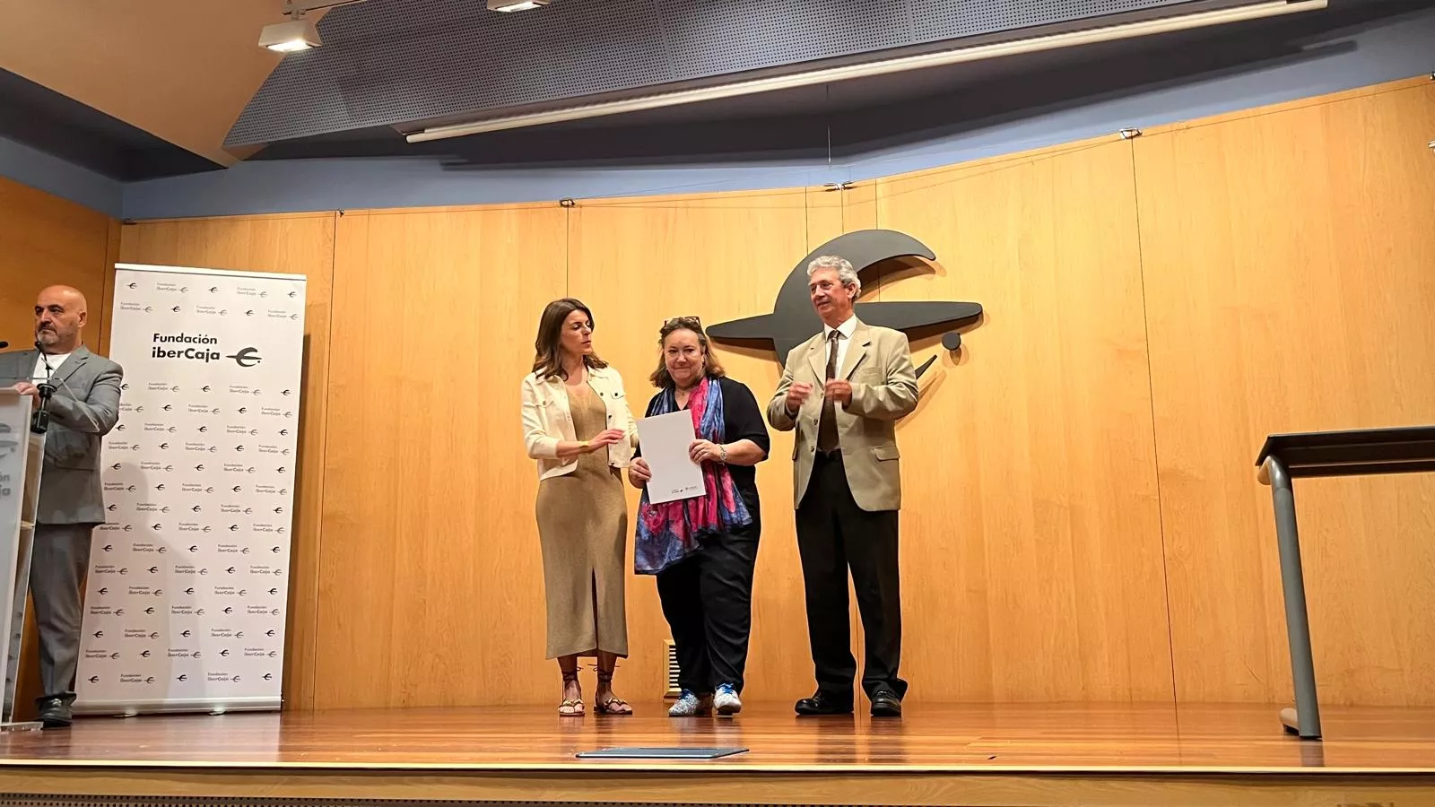  Acto de firma de los convenios de Fundación Ibercaja y CAI con entidades sociales de Huesca. Foto Mercedes Manterola