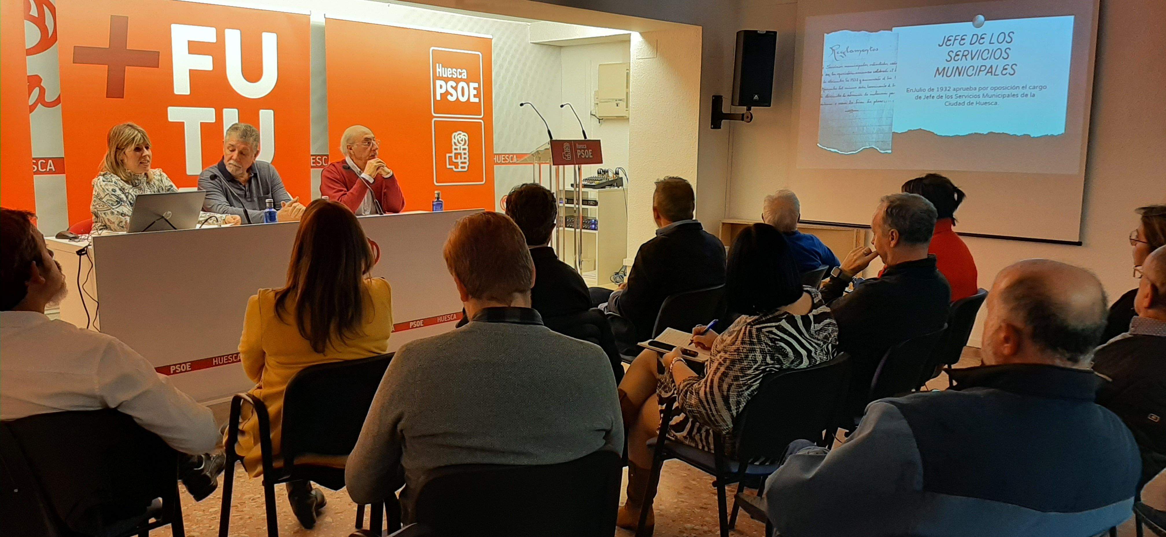 Paula y Martín Aínsa, bisnieta y nieto del fundador de la agrupación local, junto a Domingo Malo